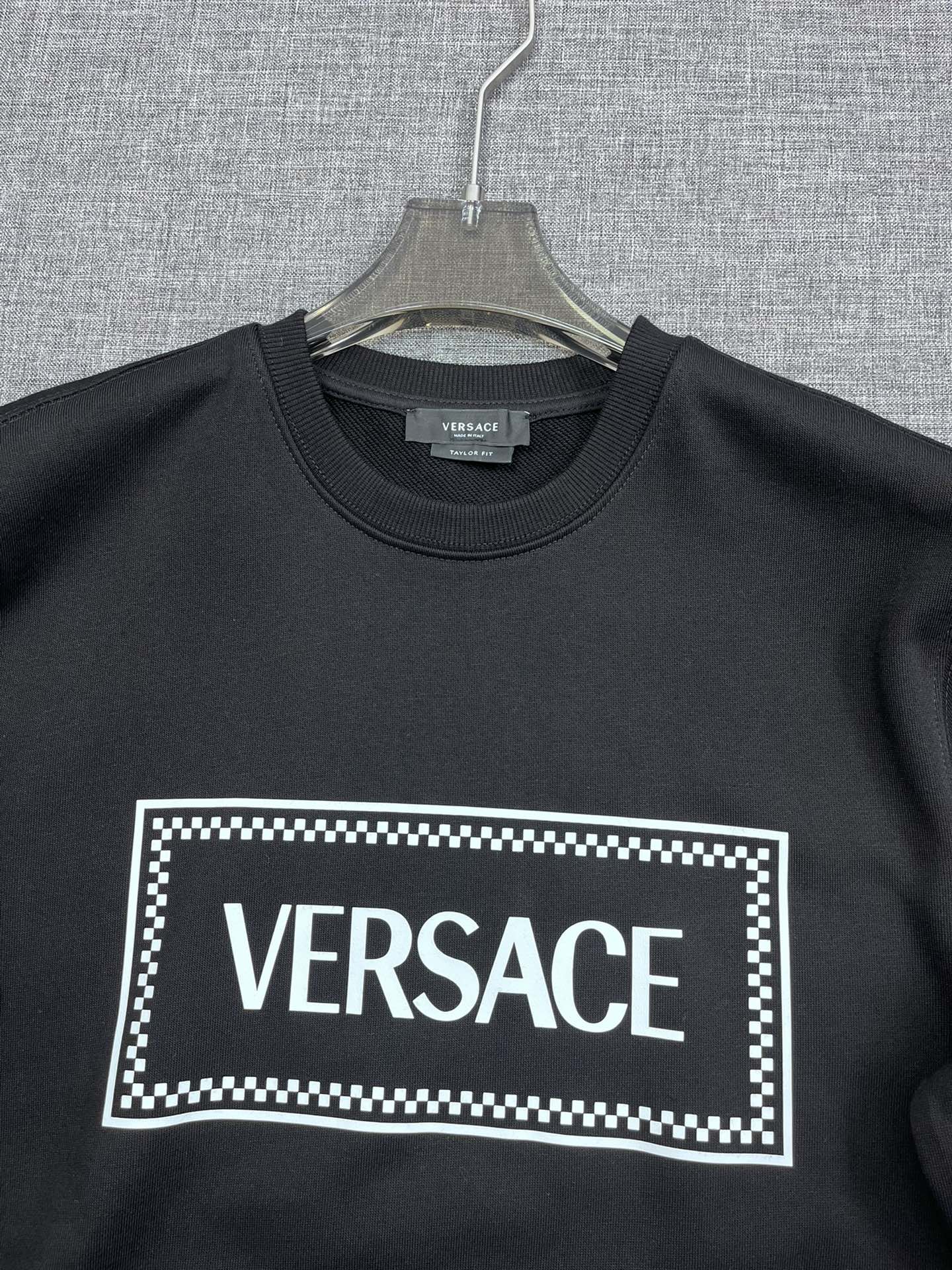 P155 VERSACE 范思哲原单款休闲卫衣，顶级贸易公司货，重磅高端尖品，意大利原产 品相完美一流！设计感超强的一款单品，将时装美学发挥到极致，相当有意境，定制高级纯棉材质！细节设计到位，非常别致巧妙的构建，通体干净利落，线条感简洁大方。ls尺码：M-3XL021