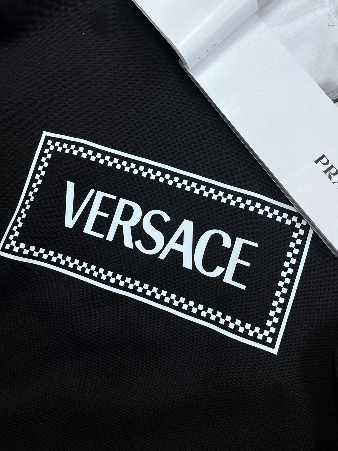 P155 VERSACE 范思哲原单款休闲卫衣，顶级贸易公司货，重磅高端尖品，意大利原产 品相完美一流！设计感超强的一款单品，将时装美学发挥到极致，相当有意境，定制高级纯棉材质！细节设计到位，非常别致巧妙的构建，通体干净利落，线条感简洁大方。ls尺码：M-3XL021