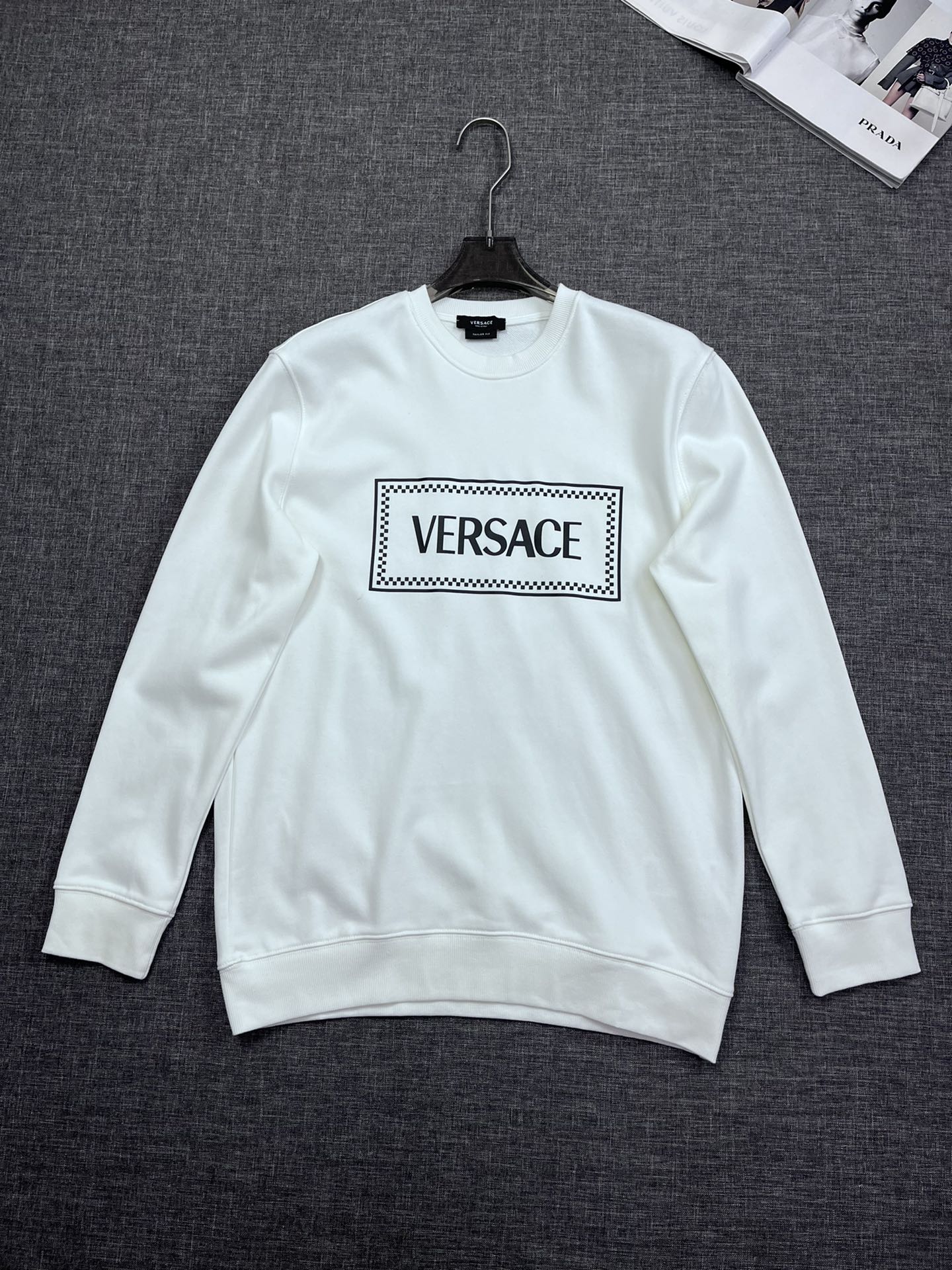 P155 VERSACE 范思哲原单款休闲卫衣，顶级贸易公司货，重磅高端尖品，意大利原产 品相完美一流！设计感超强的一款单品，将时装美学发挥到极致，相当有意境，定制高级纯棉材质！细节设计到位，非常别致巧妙的构建，通体干净利落，线条感简洁大方。ls尺码：M-3XL021