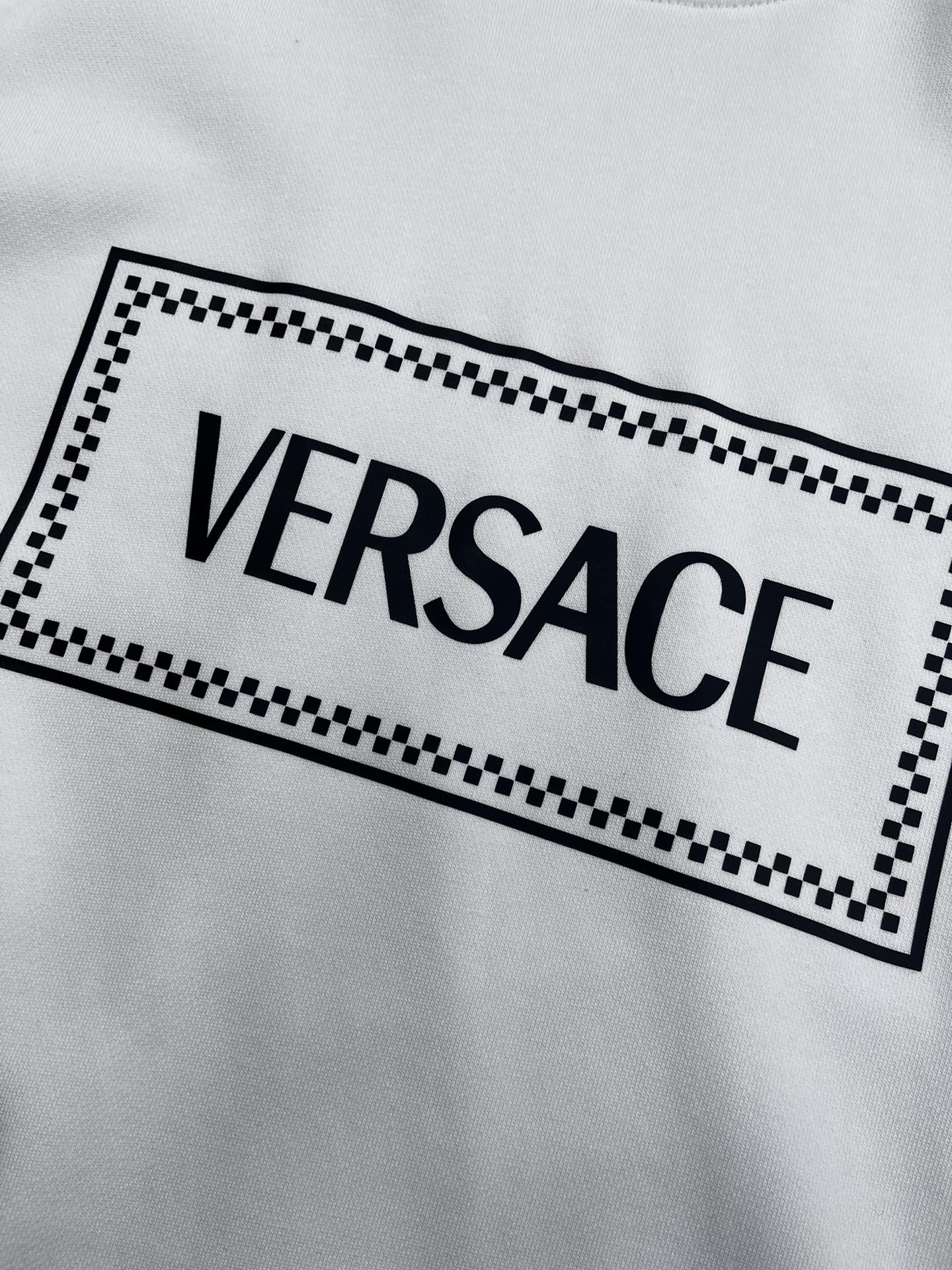 P155 VERSACE 范思哲原单款休闲卫衣，顶级贸易公司货，重磅高端尖品，意大利原产 品相完美一流！设计感超强的一款单品，将时装美学发挥到极致，相当有意境，定制高级纯棉材质！细节设计到位，非常别致巧妙的构建，通体干净利落，线条感简洁大方。ls尺码：M-3XL021