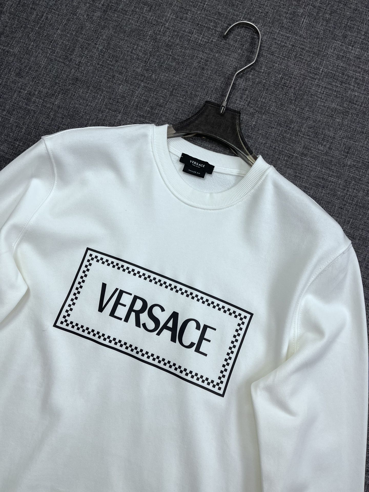 P155 VERSACE 范思哲原单款休闲卫衣，顶级贸易公司货，重磅高端尖品，意大利原产 品相完美一流！设计感超强的一款单品，将时装美学发挥到极致，相当有意境，定制高级纯棉材质！细节设计到位，非常别致巧妙的构建，通体干净利落，线条感简洁大方。ls尺码：M-3XL021