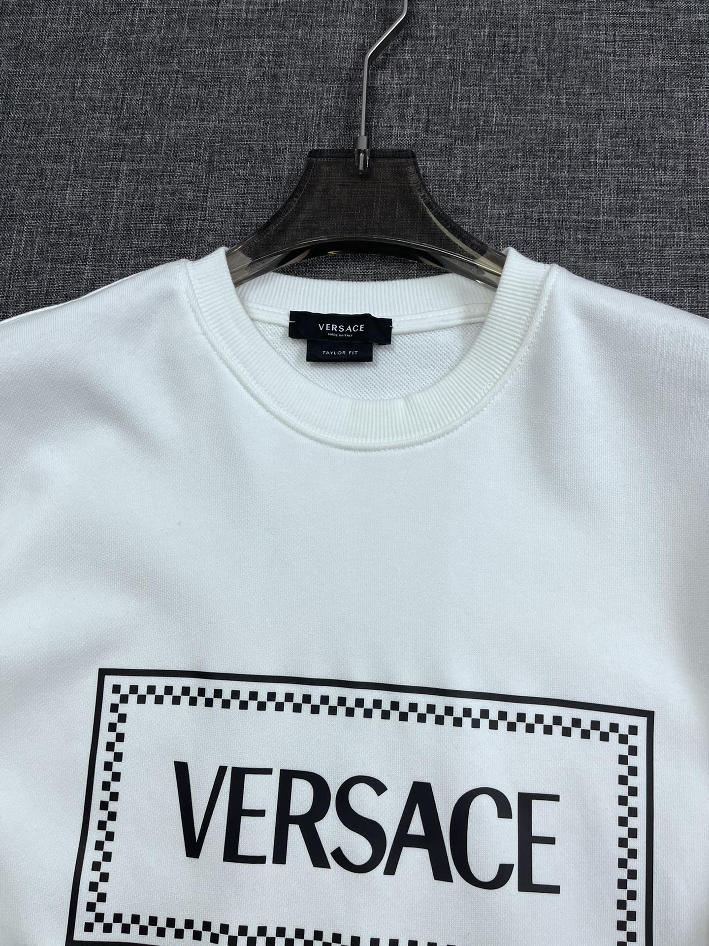P155 VERSACE 范思哲原单款休闲卫衣，顶级贸易公司货，重磅高端尖品，意大利原产 品相完美一流！设计感超强的一款单品，将时装美学发挥到极致，相当有意境，定制高级纯棉材质！细节设计到位，非常别致巧妙的构建，通体干净利落，线条感简洁大方。ls尺码：M-3XL021