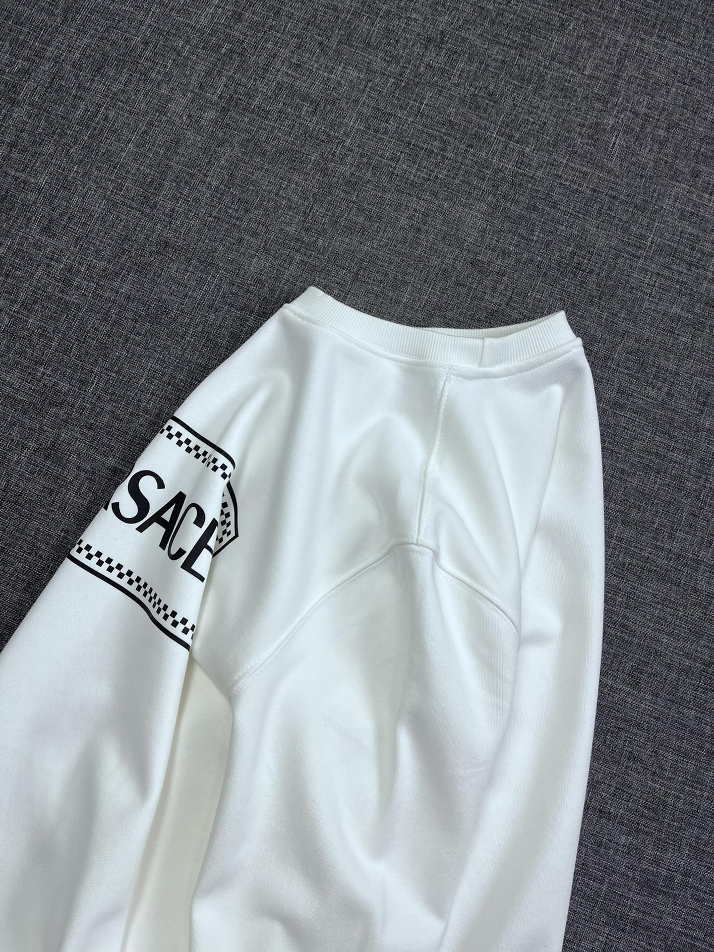 P155 VERSACE 范思哲原单款休闲卫衣，顶级贸易公司货，重磅高端尖品，意大利原产 品相完美一流！设计感超强的一款单品，将时装美学发挥到极致，相当有意境，定制高级纯棉材质！细节设计到位，非常别致巧妙的构建，通体干净利落，线条感简洁大方。ls尺码：M-3XL021