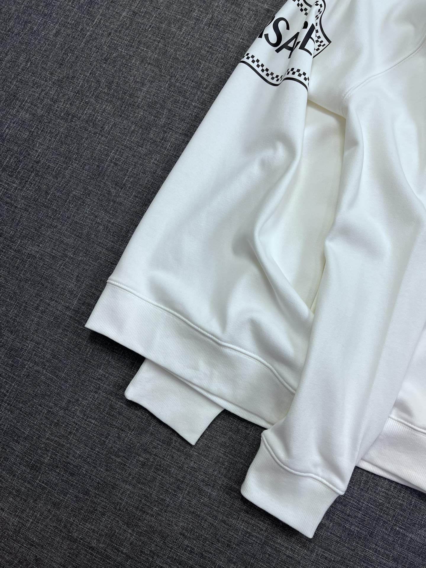 P155 VERSACE 范思哲原单款休闲卫衣，顶级贸易公司货，重磅高端尖品，意大利原产 品相完美一流！设计感超强的一款单品，将时装美学发挥到极致，相当有意境，定制高级纯棉材质！细节设计到位，非常别致巧妙的构建，通体干净利落，线条感简洁大方。ls尺码：M-3XL021
