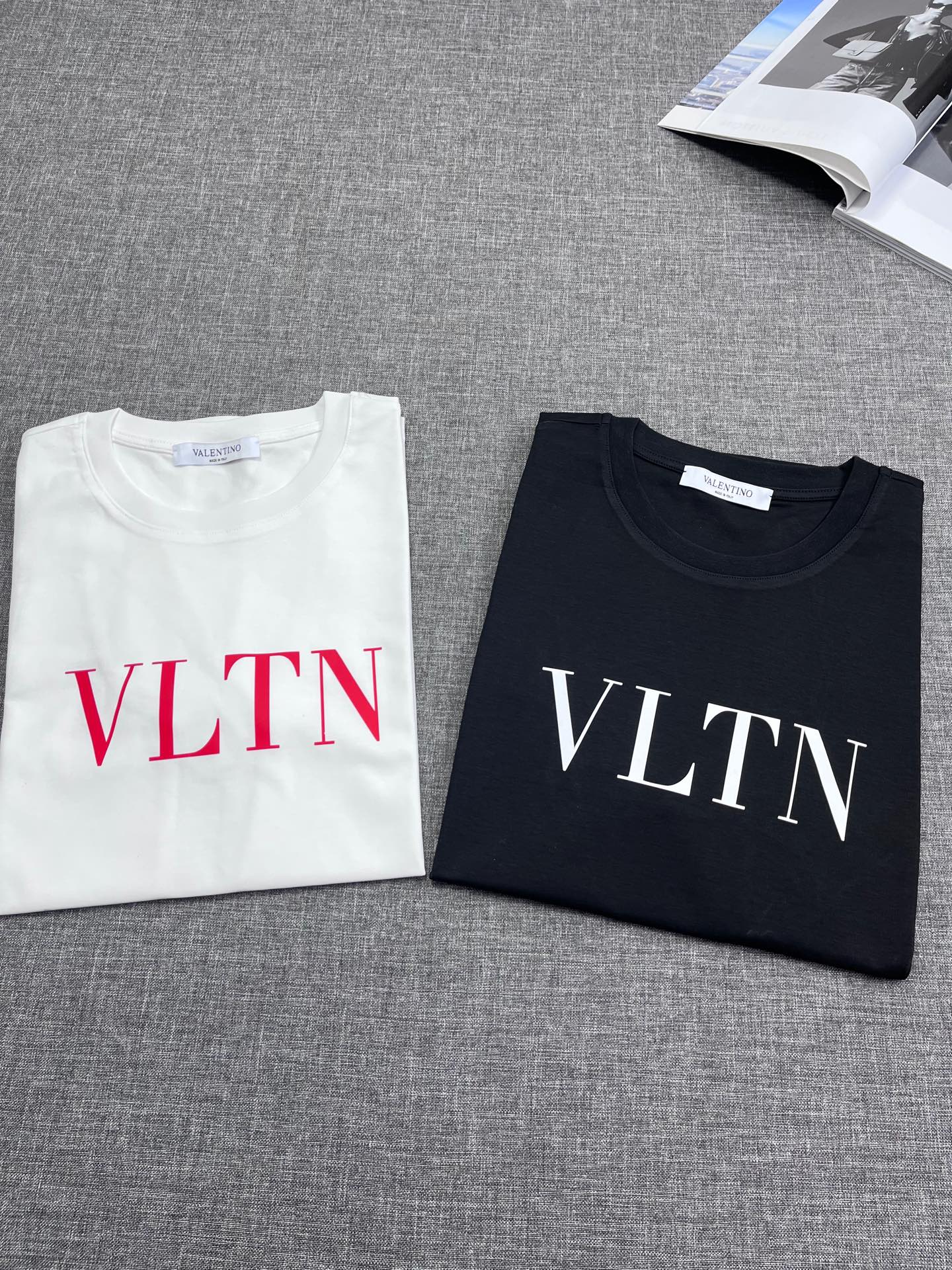 NO:128434,VALENTINO, Valentino men's round neck short sleeves, trading company's top products, 25/S spring and summer new products, Milan show style, popular items from buyers, official album promotion series, INS fashion bloggers' various street photos and pictures, the new season is themed with abbreviation VLTN, which is eye-catching, minimalist and fashionable, creating a new fashion proposition and becoming very versatile. This detailed design gives a super high artistic level, customer-supplied imported cotton, invincible texture and touch, high-end ready-to-wear tailoring, impeccable details, strict silk, perfect appearance, and a very high-quality short sleeve!  Size M-3XL, valentino, valentino, T-shirt, alexander wang19860909VALENTINO,华伦天奴男士圆领短袖,贸易公司极品货,25/S春夏新品,米兰秀场款,买手店的爆卖人气单品,官宣画册主推系列款,INS时尚博主各种街拍秀图,新一季以简写VLTN为主题,醒目极简而时髦,塑造出全新的时尚主张,变得非常高街百搭,这一细节设计赋予了超高的艺术水准,客供进口棉,质感与触感无敌,高级成衣剪裁,细节无可挑剔,严丝合缝,品相完美如斯,穿搭颜值度颇高的一款短袖！尺码M-3XL,,valentino,valentino,T-shirt,alexander wang,Men's clothing