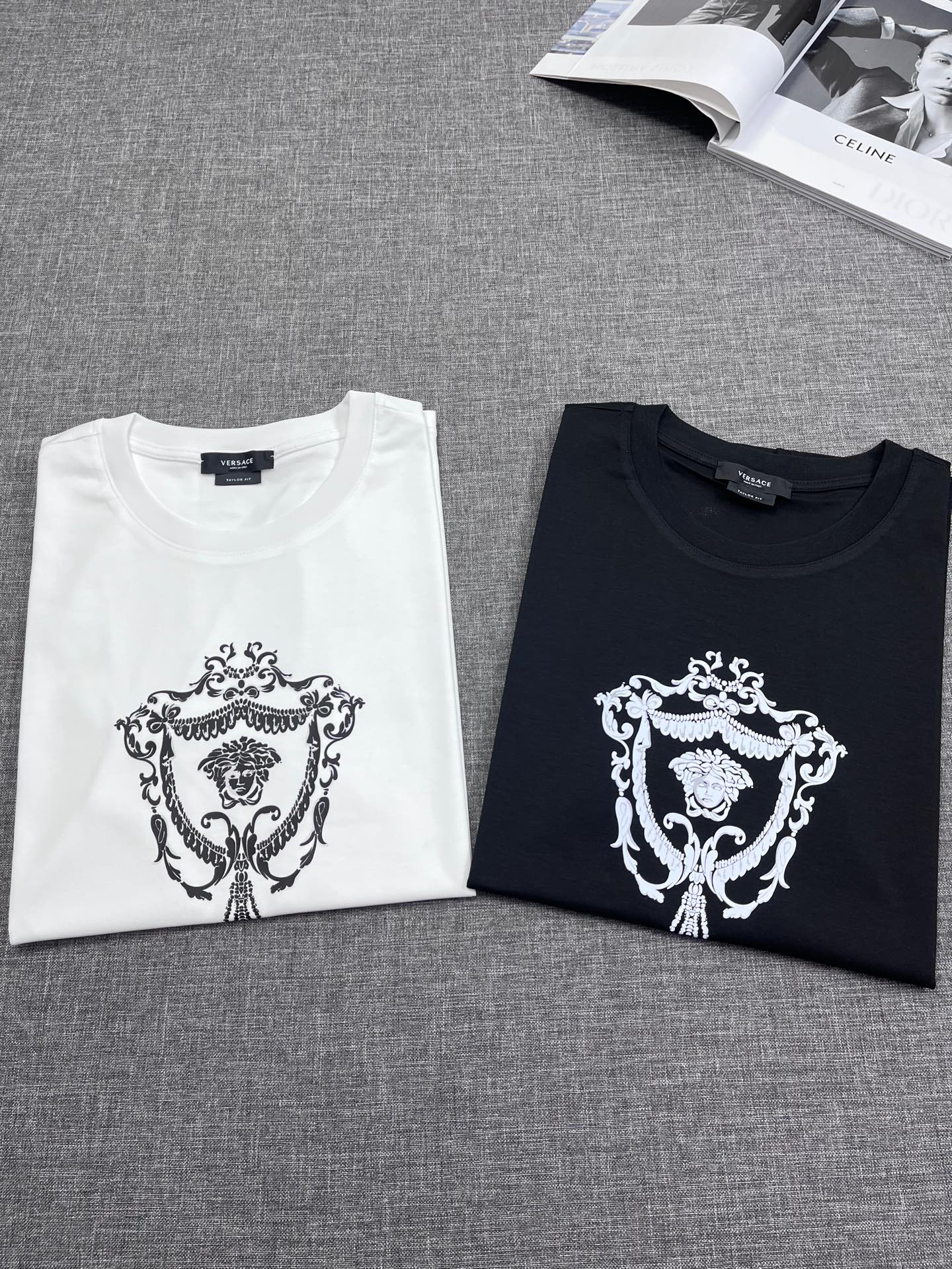 NO:128433,VERSACE/, Versace Men's mercerized cotton round neck short-sleeved T-shirt, 25 spring and summer new product, special counter window display style!  As a classic ace product of VS Home, this season still continues the highly recognizable avatar elements, and the craftsmanship is very eye-catching and shocking in terms of vision. It occupies the entire visual focus, brings fashion aesthetics to the extreme, and strongly boasts and interprets identity!  The comfort of the customer-supplied combed cotton is self-evident, with a perfect and first-class appearance, and an excellent style. It is very handsome whether it is worn inside or alone!  Size M-3XL, versace, versace, T-shirt, tees, t-shirt, alexander wang19860909VERSACE/,范思哲 男士丝光棉圆领短袖T恤,25春夏新品,专柜橱窗主打展示款！作为VS家的经典王牌产品,这一季仍然延续了极富高强辨识度的头像元素,非常重工匠心的工艺,视觉方面相当吸睛震撼,占据了整个视觉焦点,将时装美学发挥到极致,且很有力的标榜和诠释出身份！客供精梳棉舒适度不言而喻,品相完美一流,极好的版型,无论内搭还是单穿都爆帅十足！尺码M-3XL,,versace,versace,T-shirt,tees，t-shirt,alexander wang,Men's clothing