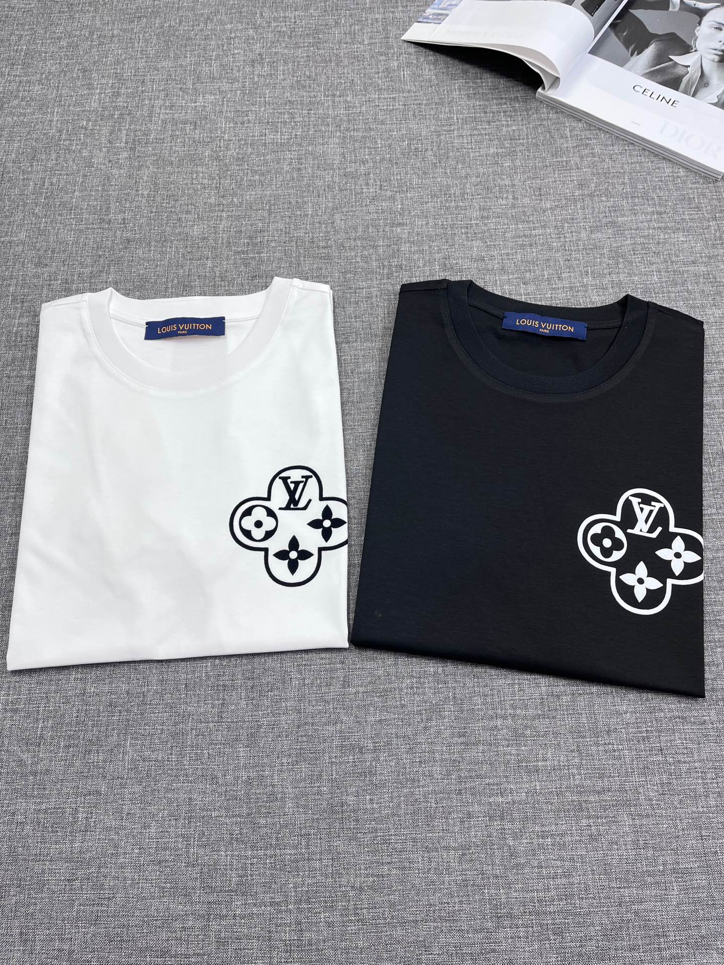 NO:128435,, Donkey brand LV men's spring style round neck short sleeves, Hong Kong foreign company channel goods, heavy high-end products, high-end platinum-grade products, 25-year official cabinet new products, limited-edition sales in Europe!  The visual is quite elegant and fashionable, with a distinct recognition, retro and fashionable, very exquisite and high-end, perfectly flaunting the brand identity and full of savoring. From the main fabric to the detailed craftsmanship, all show the ingenuity of fashion and explain the essence of fashion to the extreme!  Customer-supplied high-end imported ready-to-wear fabrics, with perfect comfort and breathability, and the touch experience is self-evident, and the ultimate luxury enjoyment!  The mature color scheme has superior compatibility, full of luxury and temperament on the upper body, full of style, perfect business and leisure, and conforms to the urban elitist philosophy of life!  Size M-3XL, louis vuitton,louis vuitton,t-shirt,alexander wang19860909,驴牌lv男士春款圆领短袖,香港洋行渠道货,重磅高端臻品,高奢品鉴白金级单品,25年官柜新品,欧洲区域限量售卖款！视觉相当雅致时髦,辨识度颇为鲜明,复古且时髦,非常精致而高级,完美标榜了品牌身份,细品韵味十足,从主体面料到细节工艺,无一不彰显时装的匠心所在,将时装的精髓阐释到极致！客供高级进口成衣定织面料,舒适性与透气性完美兼备,触感体验不言而喻,奢华极致享受！轻熟的配色,兼容性优越,上身满满的奢贵感和气质感,型款十足,商务与休闲完美兼具,符合都市精英主义生活哲学！尺码M-3XL,,louis vuitton,louis vuitton,T-shirt,alexander wang,Men's clothing