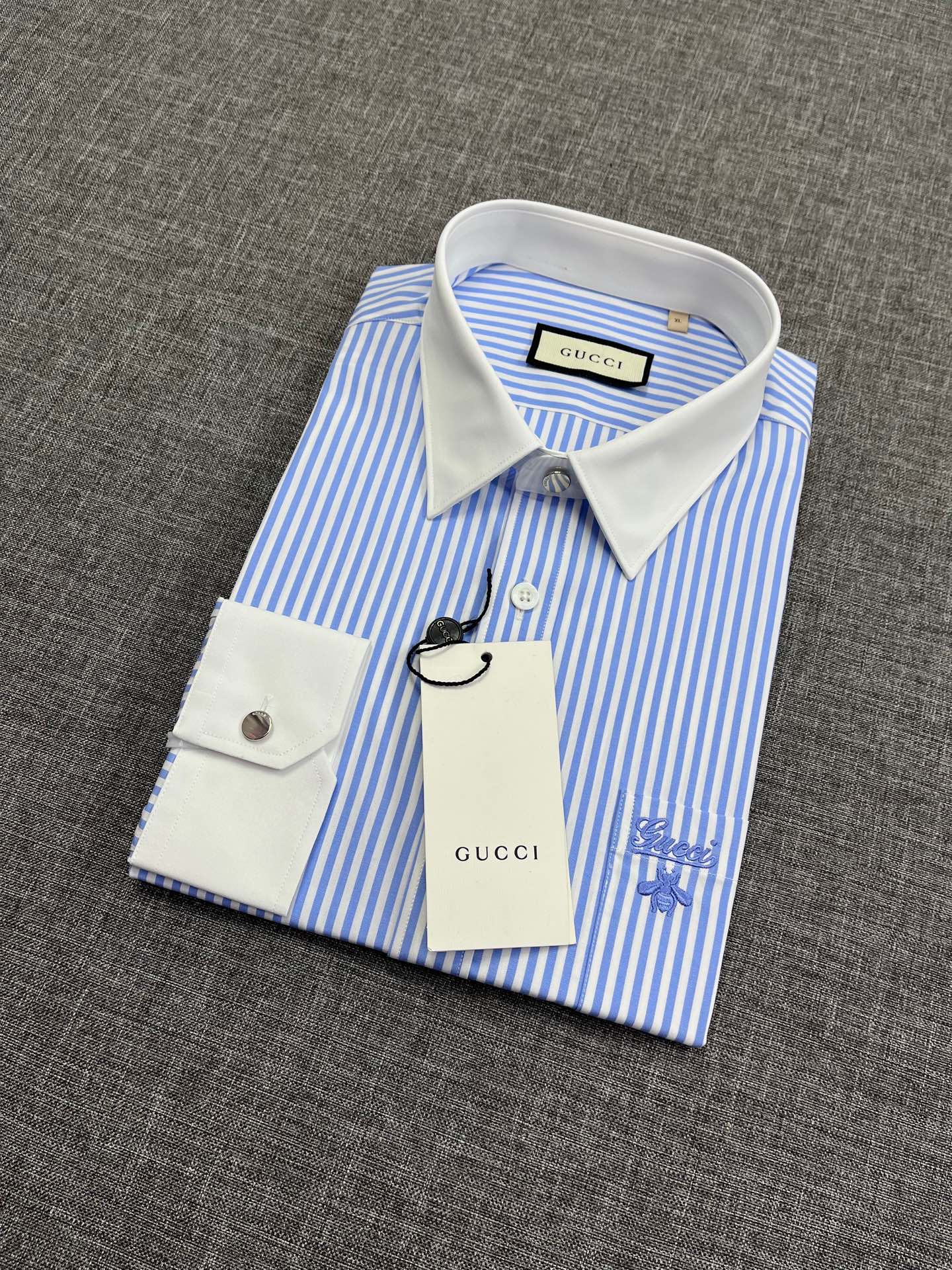 NO:126195,Gu Guqi men's high-end fashion long-sleeved shirt, Hong Kong foreign business channel goods, new products in 25 years, classic star-grade items, advertising album image blockbuster matching style, a shirt that combines appearance and quality!  !  The whole body styling design conforms to the tone of the ancient family and continues the fashion and retro route. This season, the designer injects the iconic bee elements into his chest, uses Indian silk thread, perfectly presented with exquisite embroidery, equipped with classic webbing decoration, which is very stunning and fashionable, and enhances the overall tone and light luxury!  Customers are selected for Turkish platinum-grade non-iron fabric, made of high-subscription double-strands, with invincible texture, delicate and comfortable skin, and excellent breathability, and excellent gloss!  The details are exquisite and sophisticated, and the selected deep-sea shell buckles have become the highlight of visual embellishment!  The style lines are smooth and perfect, and the secret placket is very gentlemanly. The details exposed by the inner wear in early spring are very eye-catching. The single wear rate is even more impressive. The type that must be bought in the dressing season!  Size M-3XL., gucci,shirts,alexander wang19860909Gu 古奇男士高端时装款长袖衬衫,香港洋行渠道货,25年新品,经典明星级单品,广告画册形象大片搭配款,颜值系与品质兼备的一款衬衫！！ 通体的造型设计符合古家的基调,延续时尚复古的路线,此季设计师将标志性蜜蜂元素注入于胸前,运用印度丝线,以精美刺绣体完美呈现,搭载门襟经典织带装饰,非常惊艳时髦,且提升了整体的腔调及轻奢感！ 客供甄选土耳其白金级免烫面料,高支数双股精纺而成,质感无敌,亲肤细腻舒适且兼具优良的透气性,光泽度极好！细节精湛考究,甄选的深海贝壳扣成为视觉点缀亮点！ 版型线条流畅完美,暗门襟搭配小尖领绅士范儿十足,早春季作为内搭露出细节非常吸睛,单穿回头率更为爆表,穿搭季必入的类型！尺码M-3XL.,,gucci,shirts,alexander wang,Men's clothing