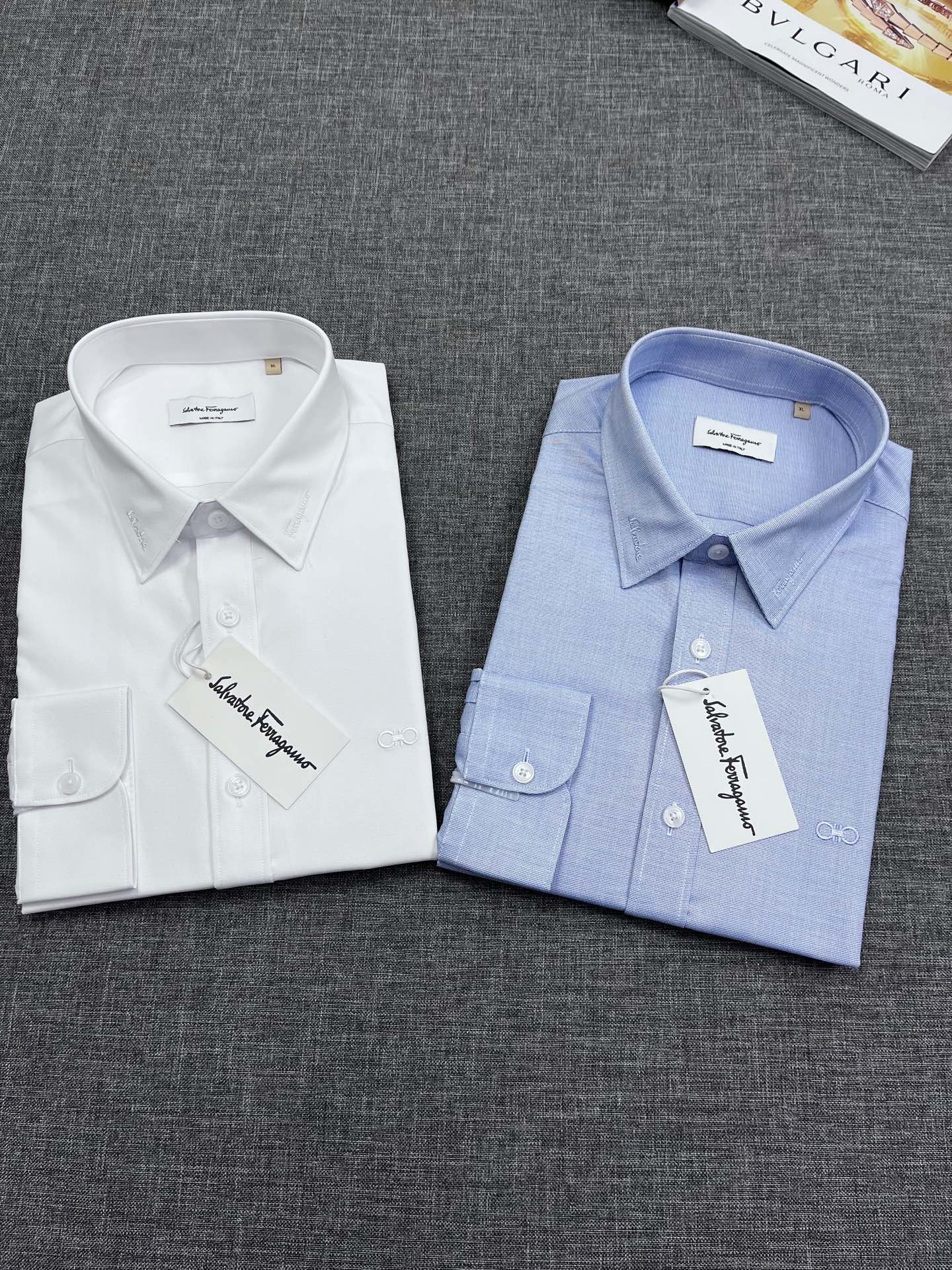 NO:126199,Ferragamo original single men's business casual long-sleeved shirt, trading company source, high-end luxury garment series, platinum-grade full quality, pure blood quality, G cabinet mainly for sale, public price, a TOP-grade shirt of 25 years!  Born from classics, the signature items that must be released every season. In the cycle of each season, the new season still continues the design of FF's home and is a soul-like existence!  Mainly based on fabrics and craftsmanship, imported double-strand fixed-woven fabric from Italy has an invincible texture, excellent skin-friendliness and comfort, excellent wrinkle resistance, a rich retro tone and urban elegant style, and is an indispensable item in the wardrobe!  The details are exquisite and sophisticated, first-class quality, and impeccable. The selected Spanish top natural mother buckles have a unique texture structure, and are well-stroked and impeccable!  The upper body has excellent effect, both commuting and casual mix. There is no age limit, which can interpret a super-style urban elite sense. It is a fashionable item with extremely high control and can be used throughout multiple seasons!  Size M-3XL., ferragamo, ferragamo, fendi,shirts,alexander wang19860909Ferragamo 菲拉格慕原单男士商务休闲长袖衬衫,贸易公司渠货源,高端奢侈成衣系列,白金级全品相,纯正血统臻品,G柜主推在售,公价元,25年度TOP级的一款衬衫！因经典而生,每季必出的招牌单品,在每一季轮回,新一季仍然延续了FF家的设计,属于灵魂式的存在！以面料和工艺为主导,意大利进口双股定织面料,质感无敌细腻,亲肤性与舒适性极佳,抗皱性优越,有着浓郁的复古腔调和都市雅痞范儿,属于衣橱不可或缺的单品！细节精湛考究,品相一流,无可挑剔,甄选的西班牙顶级天然母贝扣,每一粒都有着独一无二的纹理构造,走线严丝合缝,无可挑剔！上身效果出色,即通勤亦休闲混搭,无年龄层次限定,可以诠释出超具型格的都市精英感,属于驾驭度极高的时髦单品,可以贯穿多个季节！尺码M-3XL.,,ferragamo,ferragamo,fendi,shirts,alexander wang,Men's clothing