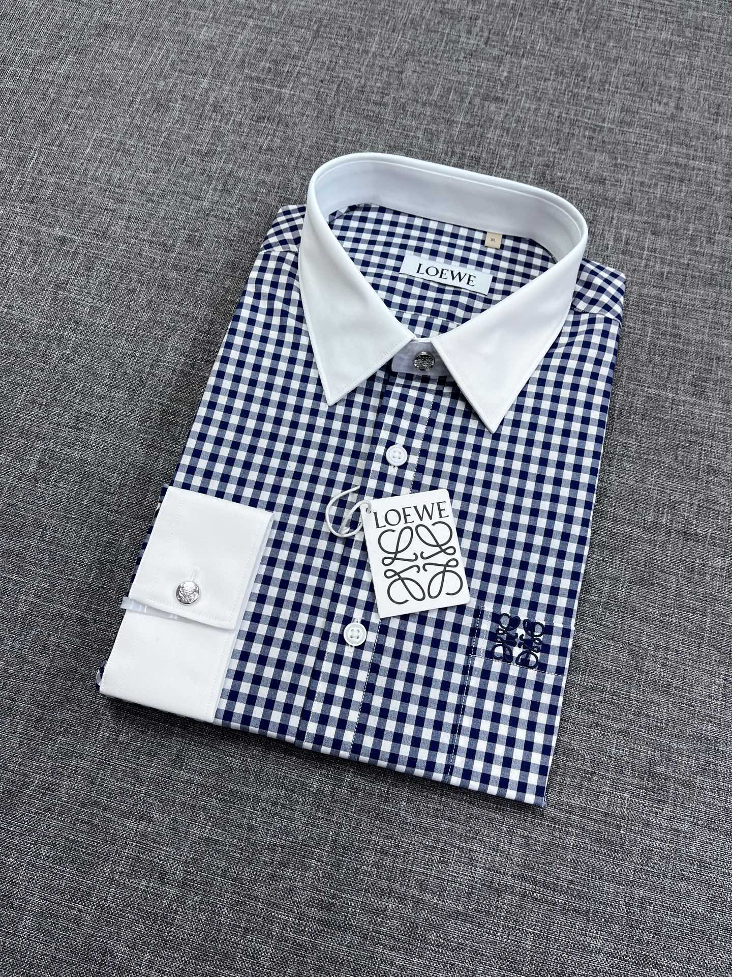 NO:126174,LOEWE men's shirt, trading company supply source, high-end luxury garment series, platinum-grade full quality, pure blood quality, special counters are mainly for sale, public price, and annual TOP-grade shirt!  Born from classics, the signature items that must be released every season. In each season, the new season still continues the design tone of FF's home, bringing the Italian urban noble minimalist style to the extreme. Chest embroidery is a soul-like existence, with a flowing visual experience throughout the body, without aesthetic fatigue and outdated worries. Minimalism is the most advanced fashion expression!  The tailoring is first-class, every inch is just right, and the slim fit is also integrated. The lines are smooth and clean, the upper body has excellent effect, which can easily create a capable and neat sense, and can interpret the unique urban elite and celebrities' visual sense. The invincible versatile type is both solemn and harmonious, both business and leisure, and can run through multiple seasons. It is compatible with the bottoms and has a wide space. It is a must-have for men's wardrobe!  Size M-3XL., loewe,loewe,fendi,shirts,alexander wang19860909LOEWE 罗意威男士衬衫,贸易公司渠货源,高端奢侈成衣系列,白金级全品相,纯正血统臻品,专柜主推在售,公价元,年度TOP级的一款衬衫！因经典而生,每季必出的招牌单品,在每一季轮回,新一季仍然延续了FF家的设计基调,将意式的都市高贵极简风发挥到极致,胸口刺绣属于灵魂式的存在,通体大有行云流水般的视觉体验,无审美疲劳感和过气的担忧,极简才是最高级的时尚表达！剪裁一流,每一寸都拿捏的恰到好处,修身亦合体,线条感流畅干净,上身效果出色,轻易塑造出干练和利落感,且可以诠释出超具型格的都市精英和明星即视感,无敌的百搭类型,亦庄亦谐,商务与休闲兼备,可以贯穿多个季节,与下装兼容空间极广,男人衣橱必备的基础单品！尺码M-3XL.,,loewe,loewe,fendi,shirts,alexander wang,Men's clothing