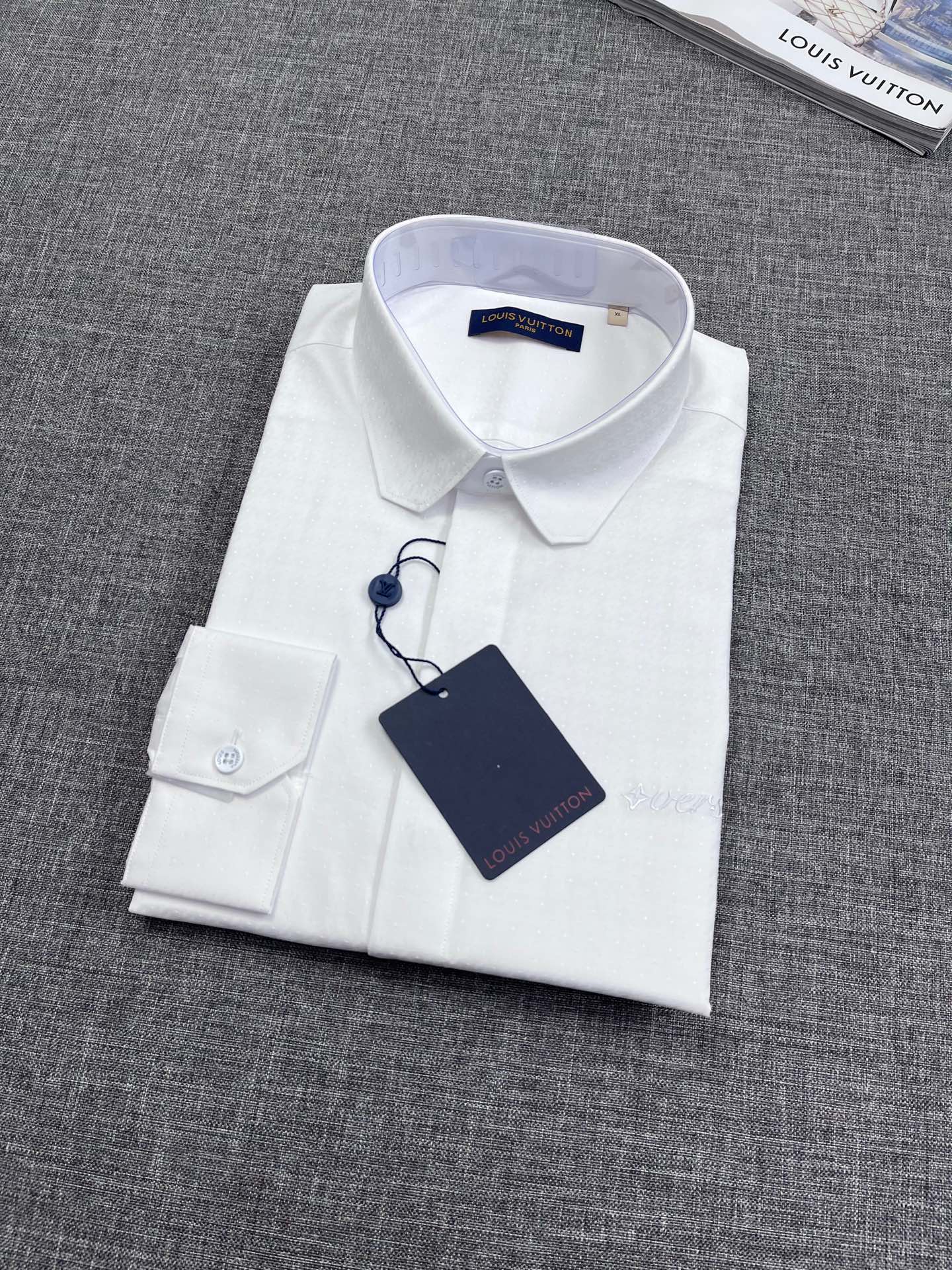 NO:126177,Donkey brand original single men's high-end fashion long-sleeved shirt, trading company foreign products, high-end platinum-grade products, luxury limited edition, pure blood quality!  There is no need to question the things of the Donkey Family. Its rank and brand influence are very representative, with its own unique style aesthetics. Among the many single product series, its basic single product is the classic ace work of Donkey Family. It has nothing to do with the season and style direction, and is a must-have type every season. It abandons fashion concept design and presents it with a streamlined but fashionable style!  A shirt that is very consistent with the aesthetic tone of donkey brands, the classic MONOGRAM presbyterian elements, perfectly follows the essence and genes of LV. The designer cleverly interprets the three presbyterian logos in a unique and innovative way, integrating them, showing a very distinctive and fashionable proposition, which is very labeled and perfectly boasts the identity of the brand!  The imported heavyweight fabrics are made of combed and ultra-fine GIZA45-grade Egyptian cotton, 120 high-strand double-stranded fine imitation. After the iron-free process, the texture is quite high-quality and skin-friendly. The fabric texture exudes a sense of high-end and luxurious feeling, and the touch experience is excellent!  Detailed and sophisticated, first-class quality, impeccable, selected high-end mother-sized buckles, tightly lined, versatile color matching, casual commuting, no age-level limitations, and extremely high-level control!  Size M-3XL., louis vuitton,louis vuitton,louis vuitton,shirts,alexander wang19860909驴牌原单男士高级时装长袖衬衫,贸易公司洋行货,高端白金级臻品,奢侈限量版,纯正血统品质！驴家的东西无需质疑,其段位和品牌影响力都属于极具代表性的,有着自身独特的风格美学,在众多单品系列中,其基础款单品属于驴家的经典王牌之作,无关季节和风格走向,属于每季节必出的类型,摒弃了时装概念设计,以精简而不失时髦的画风呈现！极符合驴牌美学基调的一款衬衫,经典MONOGRAM老花元素,完美沿袭了 LV 的精髓与基因,设计师巧妙对三种老花标识进行别具一格的创新演绎,浑然一体,展现出极具鲜明态度的时髦主张,非常标签化,完美标榜了品牌的身份！客供进口重磅面料,采用精梳超细的GIZA45等级埃及棉,120高支双股精仿而成,经过免烫工艺处理,质感颇为上乘,亲肤性绝佳,面料肌理透着高级和贵奢感,触感体验值绝佳！细节精致考究,品相一流,无可挑剔,甄选的高级母贝扣,走线严丝合缝,配色基础百搭,通勤亦休闲,无年龄层次限定,驾驭度极高的时髦单品！尺码M-3XL.,,louis vuitton,louis vuitton,louis vuitton,shirts,alexander wang,Men's clothing