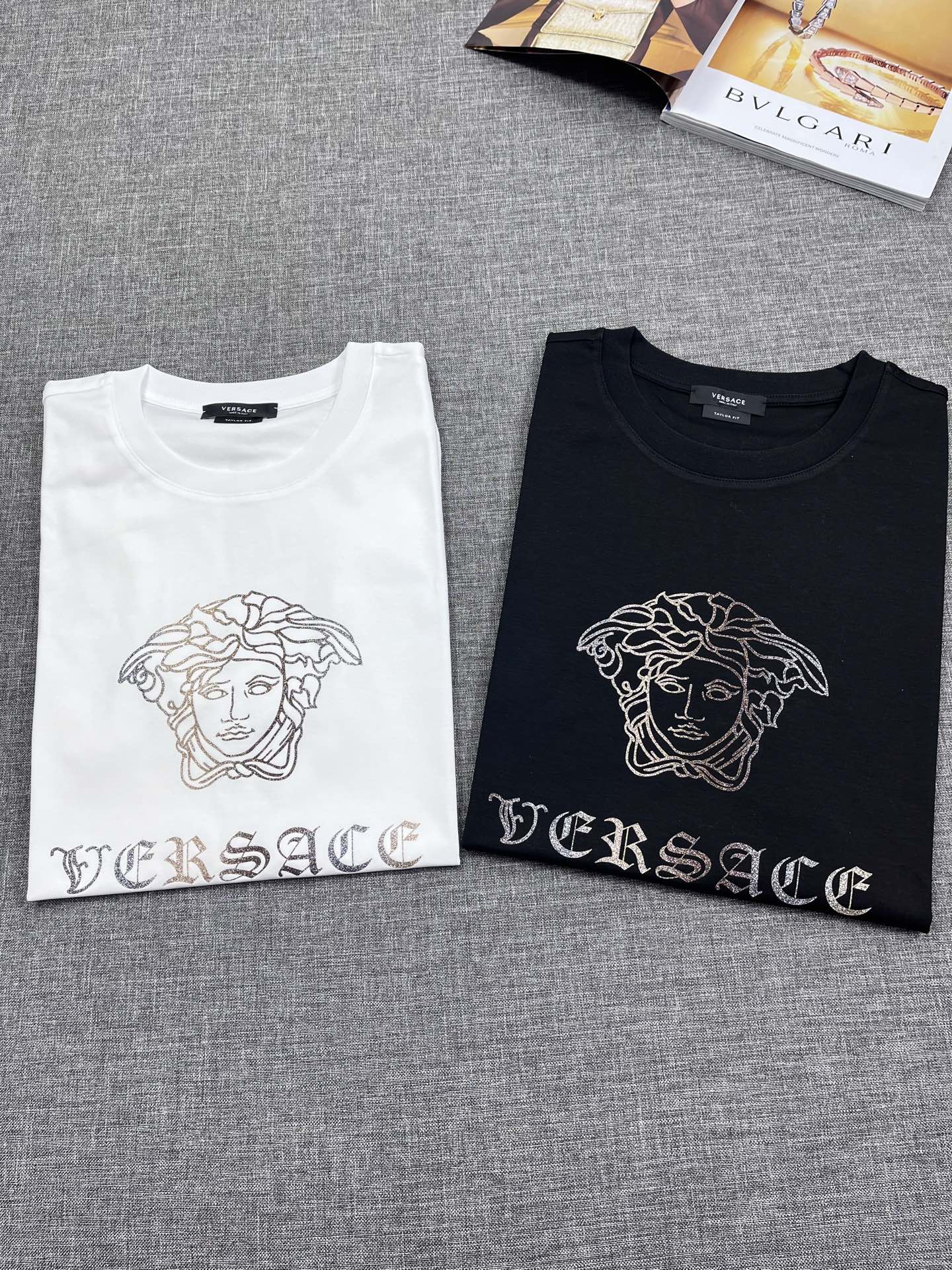 NO:128447,VERSACE/, Versace Men's mercerized cotton round neck short-sleeved T-shirt, 25 spring and summer new product, special counter window display style!  As a classic ace product of VS Home, this season still continues the highly recognizable avatar elements, and the craftsmanship is very eye-catching and shocking in terms of vision. It occupies the entire visual focus, brings fashion aesthetics to the extreme, and strongly boasts and interprets identity!  The comfort of the customer-supplied combed cotton is self-evident, with a perfect and first-class appearance, and an excellent style. It is very handsome whether it is worn inside or alone!  Size M-3XL, versace, versace, T-shirt, tees, t-shirt, alexander wang19860909VERSACE/,范思哲 男士丝光棉圆领短袖T恤,25春夏新品,专柜橱窗主打展示款！作为VS家的经典王牌产品,这一季仍然延续了极富高强辨识度的头像元素,非常重工匠心的工艺,视觉方面相当吸睛震撼,占据了整个视觉焦点,将时装美学发挥到极致,且很有力的标榜和诠释出身份！客供精梳棉舒适度不言而喻,品相完美一流,极好的版型,无论内搭还是单穿都爆帅十足！尺码M-3XL,,versace,versace,T-shirt,tees，t-shirt,alexander wang,Men's clothing
