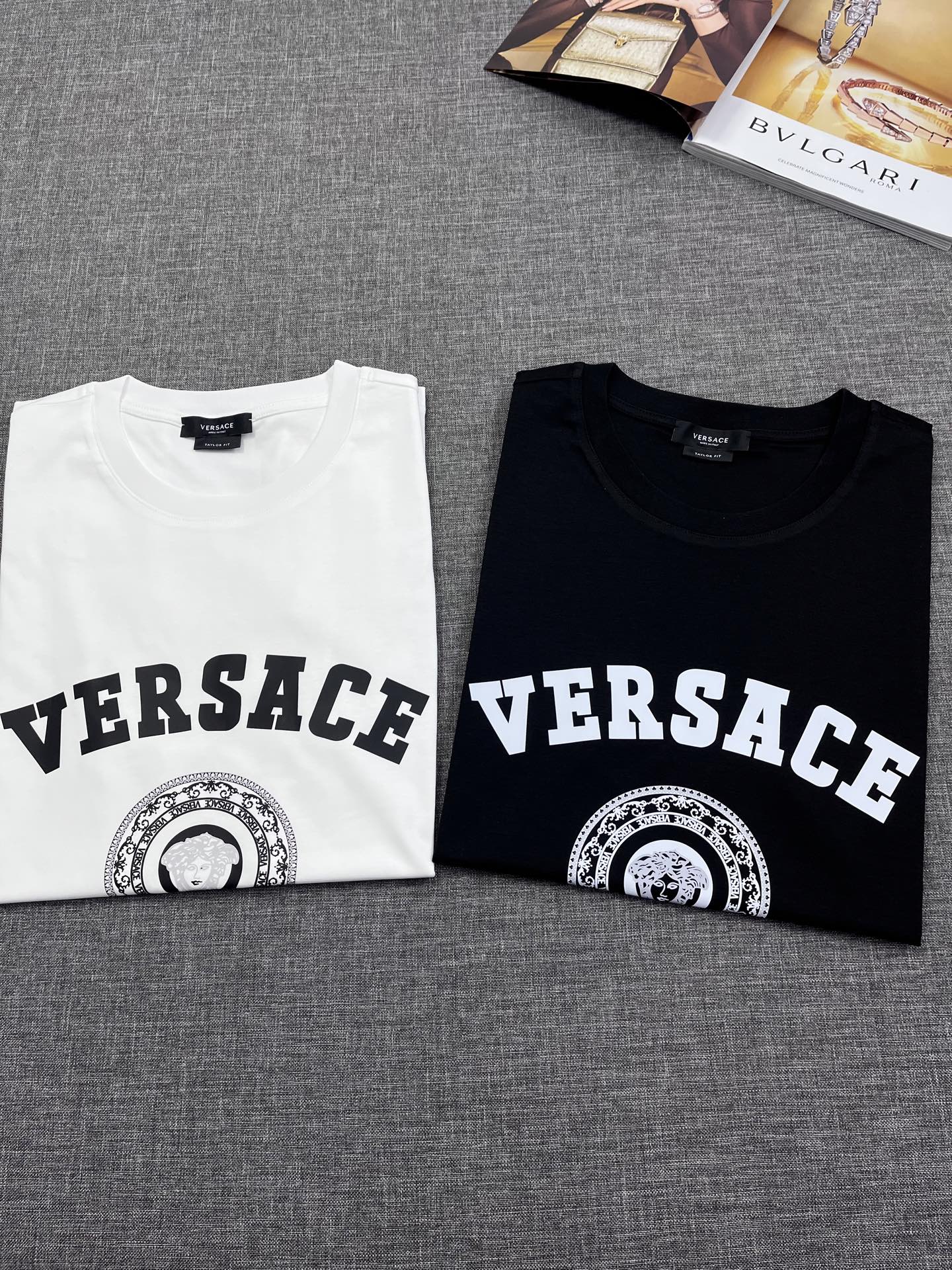 NO:128445,VERSACE/, Versace Men's mercerized cotton round neck short-sleeved T-shirt, 25 spring and summer new product, special counter window display style!  As a classic ace product of VS Home, this season still continues the highly recognizable avatar elements, and the craftsmanship is very eye-catching and shocking in terms of vision. It occupies the entire visual focus, brings fashion aesthetics to the extreme, and strongly boasts and interprets identity!  The comfort of the customer-supplied combed cotton is self-evident, with a perfect and first-class appearance, and an excellent style. It is very handsome whether it is worn inside or alone!  Size M-3XL, versace, versace, T-shirt, tees, t-shirt, alexander wang19860909VERSACE/,范思哲 男士丝光棉圆领短袖T恤,25春夏新品,专柜橱窗主打展示款！作为VS家的经典王牌产品,这一季仍然延续了极富高强辨识度的头像元素,非常重工匠心的工艺,视觉方面相当吸睛震撼,占据了整个视觉焦点,将时装美学发挥到极致,且很有力的标榜和诠释出身份！客供精梳棉舒适度不言而喻,品相完美一流,极好的版型,无论内搭还是单穿都爆帅十足！尺码M-3XL,,versace,versace,T-shirt,tees，t-shirt,alexander wang,Men's clothing