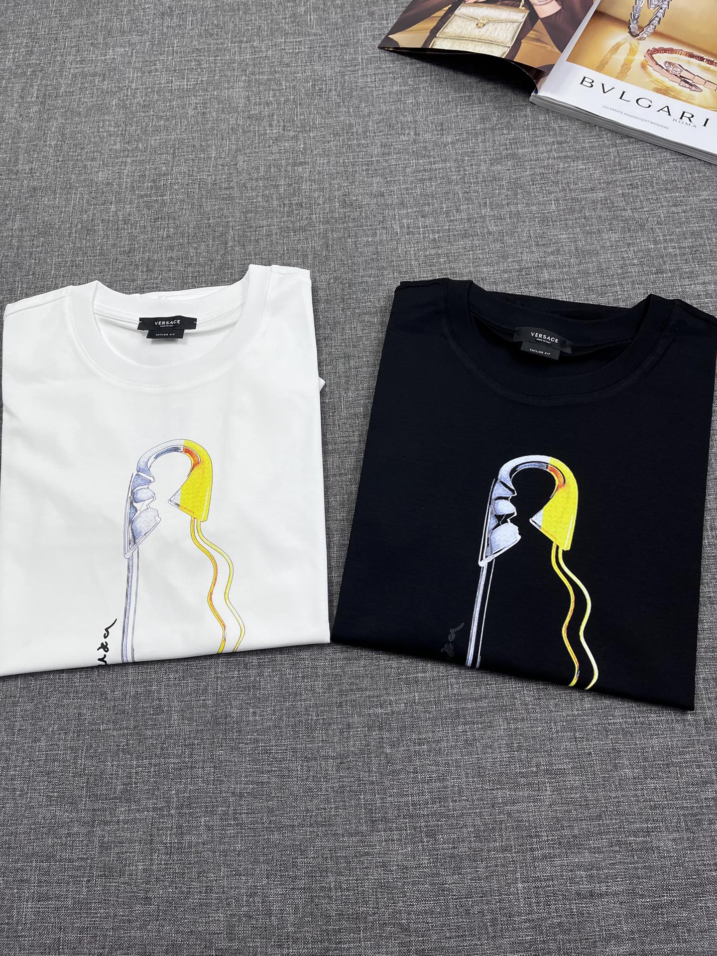 NO:128441,VERSACE/, Versace Men's mercerized cotton round neck short-sleeved T-shirt, 25 spring and summer new product, special counter window display style!  As a classic ace product of VS Home, this season still continues the highly recognizable avatar elements, and the craftsmanship is very eye-catching and shocking in terms of vision. It occupies the entire visual focus, brings fashion aesthetics to the extreme, and strongly boasts and interprets identity!  The comfort of the customer-supplied combed cotton is self-evident, with a perfect and first-class appearance, and an excellent style. It is very handsome whether it is worn inside or alone!  Size M-3XL, versace, versace, T-shirt, tees, t-shirt, alexander wang19860909VERSACE/,范思哲 男士丝光棉圆领短袖T恤,25春夏新品,专柜橱窗主打展示款！作为VS家的经典王牌产品,这一季仍然延续了极富高强辨识度的头像元素,非常重工匠心的工艺,视觉方面相当吸睛震撼,占据了整个视觉焦点,将时装美学发挥到极致,且很有力的标榜和诠释出身份！客供精梳棉舒适度不言而喻,品相完美一流,极好的版型,无论内搭还是单穿都爆帅十足！尺码M-3XL,,versace,versace,T-shirt,tees，t-shirt,alexander wang,Men's clothing