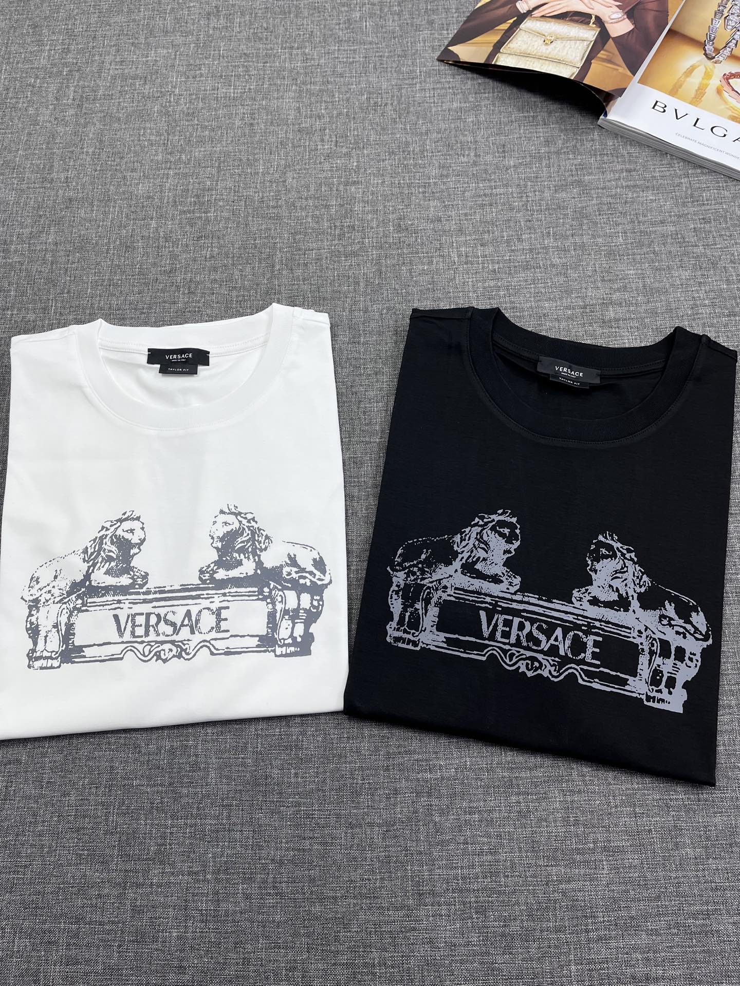 NO:128437,VERSACE/, Versace Men's mercerized cotton round neck short-sleeved T-shirt, 25 spring and summer new product, special counter window display style!  As a classic ace product of VS Home, this season still continues the highly recognizable avatar elements, and the craftsmanship is very eye-catching and shocking in terms of vision. It occupies the entire visual focus, brings fashion aesthetics to the extreme, and strongly boasts and interprets identity!  The comfort of the customer-supplied combed cotton is self-evident, with a perfect and first-class appearance, and an excellent style. It is very handsome whether it is worn inside or alone!  Size M-3XL, versace, versace, T-shirt, tees, t-shirt, alexander wang19860909VERSACE/,范思哲 男士丝光棉圆领短袖T恤,25春夏新品,专柜橱窗主打展示款！作为VS家的经典王牌产品,这一季仍然延续了极富高强辨识度的头像元素,非常重工匠心的工艺,视觉方面相当吸睛震撼,占据了整个视觉焦点,将时装美学发挥到极致,且很有力的标榜和诠释出身份！客供精梳棉舒适度不言而喻,品相完美一流,极好的版型,无论内搭还是单穿都爆帅十足！尺码M-3XL,,versace,versace,T-shirt,tees，t-shirt,alexander wang,Men's clothing