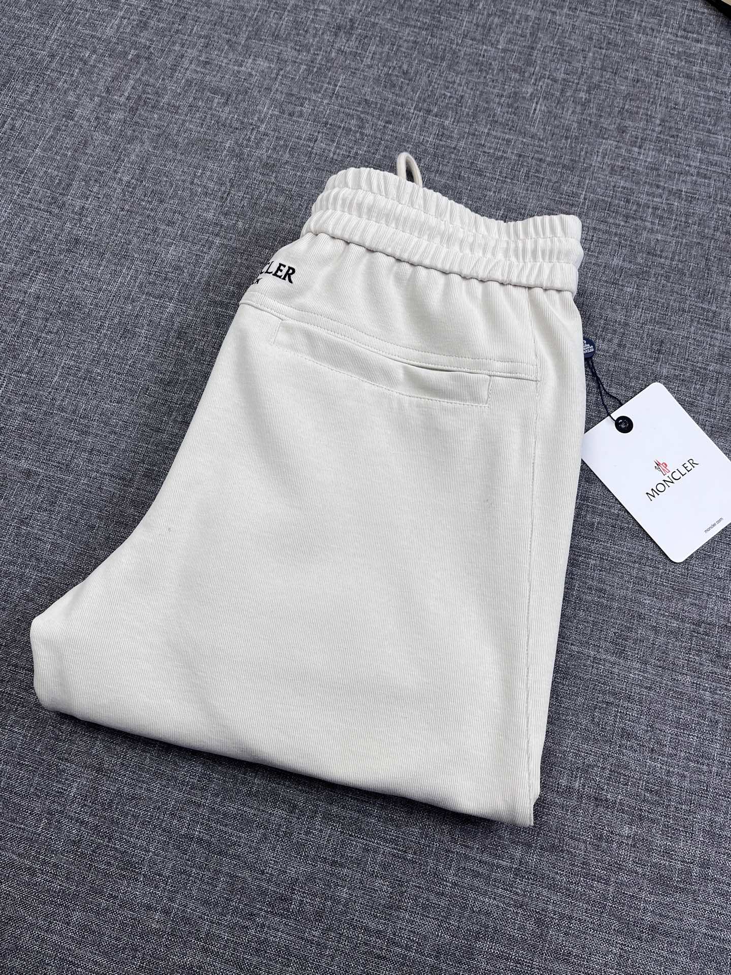 NO:127372,Mon 2025 new men's casual pants, trading company channel goods, 25F/W new products, high-end Mauritius OEM production, perfect appearance, officially announced model wear items, the ace-level hot product every season, it is like a classic signature textbook!  A pair of pants with a very beautiful aesthetic tone is dominated by fabric and quality, continuing the essence of normal design, with label elements perfectly embedded, which is a distinctive feature of identity and is quite distinctive!  Customer-supplied imported fabrics, the fabric has first-class texture, full of elasticity, excellent straightness and brady feel, and the capable and neat cut has excellent upper body effect!  It can sweep the wardrobe with any top matching, with wide compatibility, fully supporting the whole season of matching items, both business commuting and leisure, satisfied with various daily outfits, full of upper body styles!  as size M-3XL, Moncler, alexander wang19860909Mon 蒙口2025新款男士休闲裤,贸易公司渠道货,25F/W新品,高端毛里求斯代工出品,品相完美如斯,官宣模特穿搭单品,每一季的王牌级爆款担当,俨然属于经典招牌教科书般存在！极具P家美学基调的一款裤子,以面料和品质为主导,延续了常态化的设计精髓,标签化元素完美嵌入,属于身份的特色彰显,辨识度颇为鲜明！客供进口面料,面料质地一流,弹力十足,挺刮度与筋骨感极好,干练利落的裁剪,上身效果极好！可横扫衣橱任何的上装搭配,兼容性广泛,完全撑起整个季节搭配单品,商务通勤休闲兼备,满足于日常各种穿搭,上身型款十足！as尺码M-3XL,,Moncler,alexander wang,Men's clothing