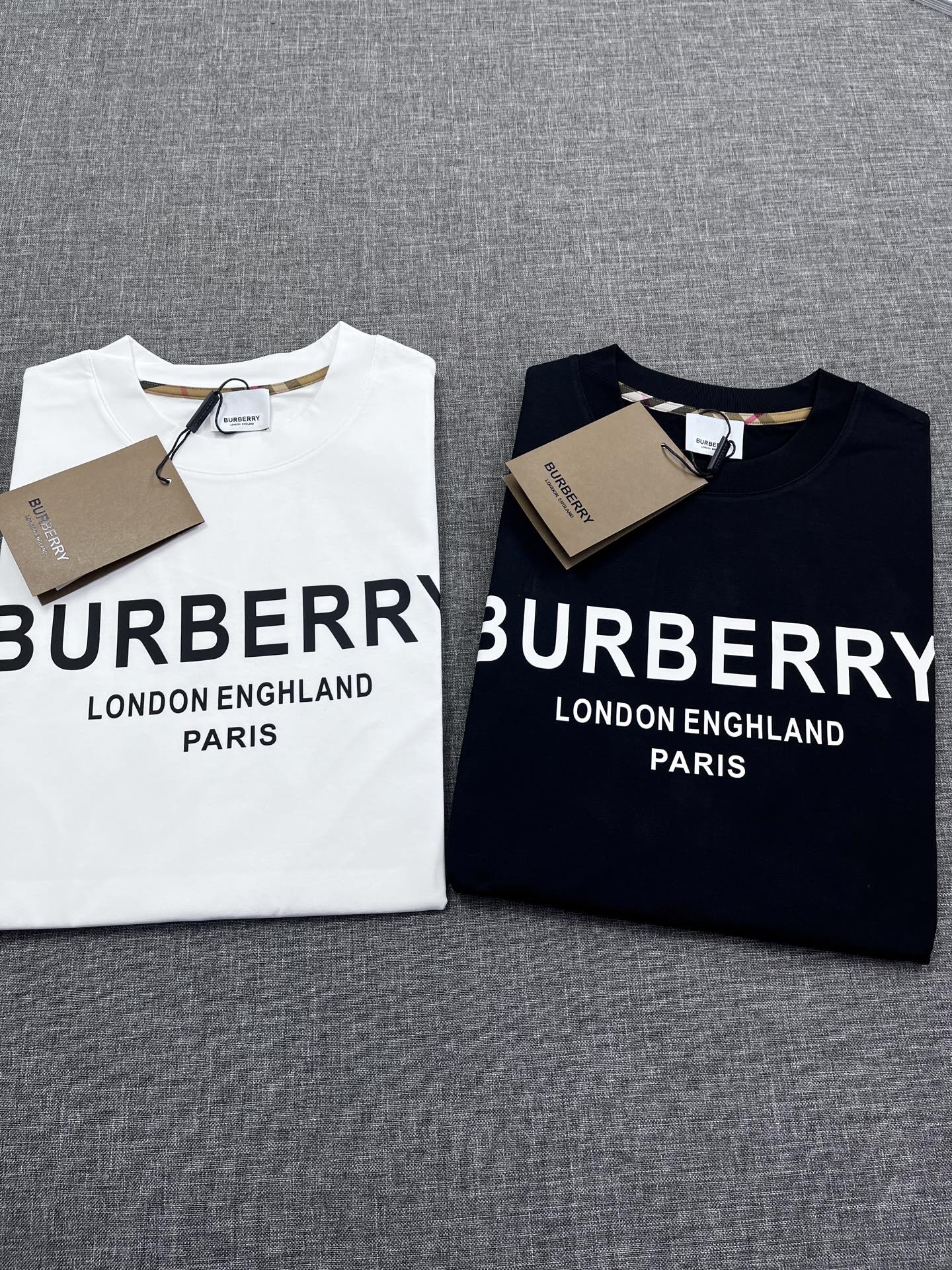 PYS BURBERRY 巴宝莉新款男士圆领短袖，香港洋行货，重磅级臻品，专柜橱窗主打展现，官网已释图，高端限量系列，视觉方面相当提鲜，非常绝美时髦，诠释出全新的腔调和年轻活力感，精湛绝伦的匠心设计，客供进口高级精梳棉，触感极为细腻柔软，优良的透气性，亲肤性极佳，配色清新淡雅，非常衬肤，属于应景的优选单品！a尺码：S-XXL