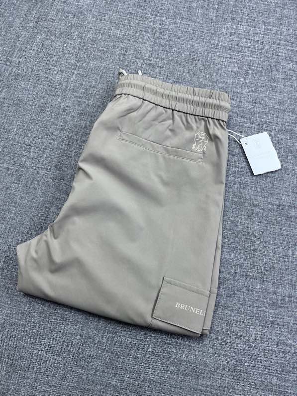 NO:426144,BC's new 25-year high-end worsted casual pants, with trading company channels sparsely available, leading the official website!  If you want to wear comfortable and versatile, this latest casual pants will be your best choice!  First-class cut, straight style, top-notch fabrics and exquisite production craftsmanship, high-end worsted technology materials, extremely light and smooth feel, and super breathable and skin-friendly touch will definitely be the most worth buying style this season!  It is low-key, simple and luxurious without losing its luxury and atmosphericity. It fully reveals the elegant temperament and style of the brand. There is no exaggerated styling design, but it has a strong high-end aura!  Hardware has been professional OEM molded and pressed, and each piece needs to be polished and painted in all aspects. The exquisite texture is enough to match the quality of any brand accessories!  The basic and conventional straight-leg suit trousers are tailored, and they are very stylish when paired with any top. Quality control and home control must-have trousers are recommended!  yl size M-3XL, business suit, alexander wang19860909BC 25年新款高端精纺休闲裤,贸易公司渠道稀出,领先官网发售！既想要穿着舒适百搭,那这款最新推出的休闲裤将是你的不二选择！裁剪一流,版型笔挺,顶尖的面料跟精湛的制作工艺,高端精纺科技材质打造,极致轻薄爽滑的手感,以及超级透气亲肤的触感,绝对会是这个季节最值得入手的款式！低调简约又不失奢华大气,将品牌儒雅的气质与风格通通展露无遗,没有夸张的造型设计,却自带强大的高端气场！五金经过专业代工开模压制,每一颗都需要通过全方位打磨上漆,精致的质感足够媲美任何品牌配饰的品相！基础常规的直筒西装长裤版型剪裁,随意搭配任何上装都十分有范儿,品质控及家控必入裤型推荐！yl尺码M-3XL,,business suit,alexander wang,Men's clothing