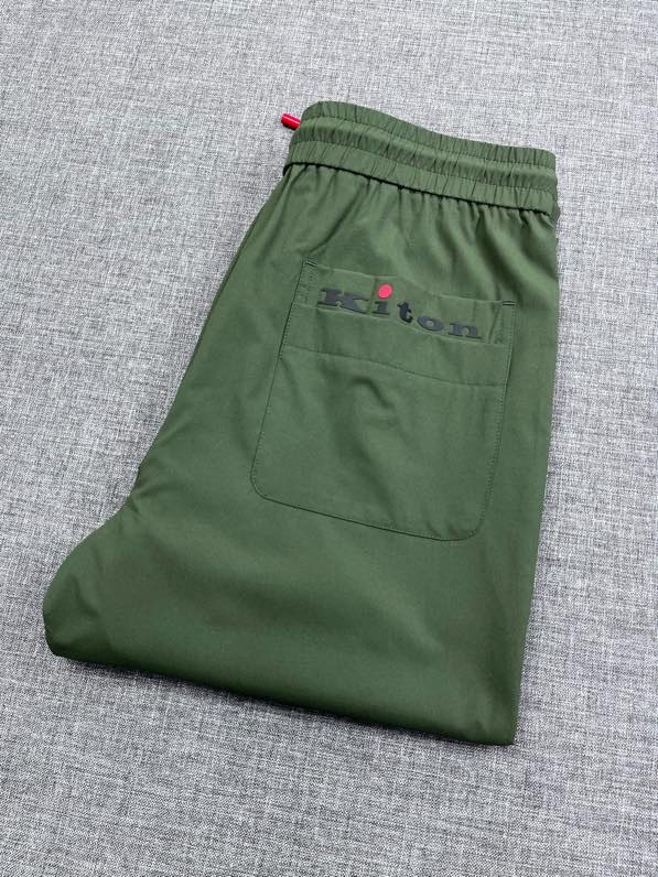 NO:426148,KITO 25 Spring and Summer original single men's fashion casual pants, Hong Kong foreign business channel goods, high-end Japanese OEM production, heavy platinum-grade products, counter same channel orders, 8K+!  Officially announced the style of painting album poster!  Predictable single items, a casual pants dominated by fabrics and craftsmanship, abandons the previous style and tone and takes the minimalist route. They are very pure and neat and clean. The level of control in terms of dressability is not limited, and they can be casual and fashionable in business, both solemn and harmonious, with a full aura!  The details are impeccable, perfectly following the elements of the new season, combined with elegant brand elements, highlighting the quality of the details. It is equipped with the iconic twisted buttons of the season, which adds a lot of visual points. It is fashionable and modern, and is very exquisite. The details show the brand identity and strongly reflect the overall luxury and high-end feeling!  The color matching is a classic and fashionable high-end counter color, with tough and capable lines, which meets the most popular color for men. It is very pure saturation gray, with perfect style and excellent hip lifting effect. It can easily sweep any top matching in the wardrobe. It has extensive compatibility and is satisfied with various daily outfits, and it has full upper body styles!  yl size M-3XL, alexander wang19860909KITO 25 春夏原单男士时装休闲裤,香港洋行渠道货,高端日本代工出品,重磅白金级臻品,专柜同渠道订单,8K+！官宣画册海报穿搭款！ 可预测性的爆卖单品,以面料和工艺为主导的一款休闲裤,摒弃了以往的风格与基调,走了极简的路线,非常纯粹且利落干净,穿搭性方面驾驭层次不受局限,即可商务也可休闲时髦,亦庄亦谐,自带满格气场！ 细节无可挑剔,完美沿袭了新一季的元素,结合优雅的品牌元素,凸显了细节之品质感,搭载当季标志性扭曲纽扣,视觉方面加分不少,时髦而摩登,非常精湛,于细节之处即彰显了品牌身份又强烈体现出整体的奢华与高级感！ 配色属于经典时尚高级专柜色,硬朗干练的线条,符合男性最为心头好的色调,非常纯粹的饱和度灰,版型剪裁完美,提臀修身效果绝佳,可轻松横扫衣橱任何的上装搭配,兼容性广泛,满足于日常各种穿搭,上身型款十足！yl尺码M-3XL,,alexander wang,Men's clothing