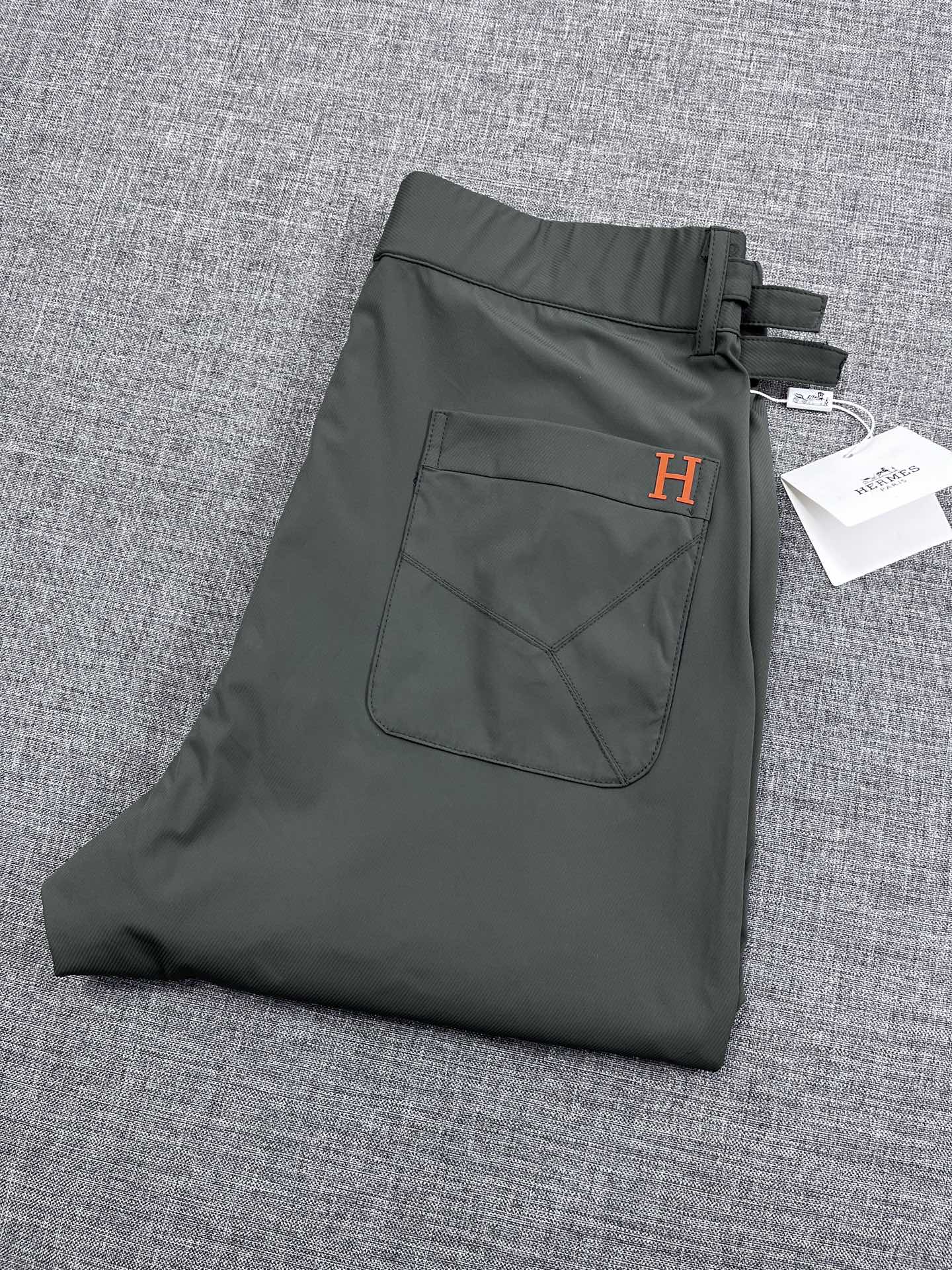 NO:426151,H Hermes men's casual pants, Hong Kong foreign business channel goods, heavy and high-end tasting aquatic products, classic signature popular items!  The counter mainly promotes the evergreen series. Each season's signature items are popular, and the most shaped items are highly compatible with various types of items. They are versatile and practical. They are hard currency almost every season, with various labels, noble, literary, academic, elegant and rich retro style, which can easily highlight the temperament types and are full of affinity!  A casual pants that are extremely in line with the aesthetic tone of the H family perfectly follows H's low-key, luxurious and restrained genes, and combines a variety of iconic elements throughout the body. They are very expensive and light and luxurious details. The texture is invincible, soft and comfortable to touch, and has an excellent skin-friendly experience. The texture has traces of the washing process, exuding a slightly retro texture!  The details are excellent, and the craftsmanship is demonstrated everywhere. The quality is first-class, the style is perfect, the style is tailored, and a variety of colors. It is very light and versatile. It has a wide range of mixing and matching space. It can easily sweep any top matching in the wardrobe. It is both business commuting and casual, and is satisfied with various daily outfits. It is a must-have for everyone!  yl size M-3XL, hermes, alexander wang19860909H爱马仕男士休闲裤,香港洋行渠道货,重磅高端品鉴心水产物,经典招牌人气单品！专柜主推常青系列,每一季的招牌单品,人气TOP,塑造性极高的单品,兼容各种类型单品,百搭和实用性超级高,几乎是每季的硬通货,自带各种标签化,高贵、文艺、学院派、儒雅以及浓郁的复古格调,极易凸显气质的类型,且亲和力十足！极符合H家族美学基调的一款休闲裤,通体完美沿袭了H低调奢华内敛的基因,通身融合了多种标志性元素,非常矜贵轻奢的细节,质感无敌,触感柔软舒适,亲肤性绝佳体验,肌理有着水洗工艺后的痕迹,透着微微复古韵味质感！细节非常出色,处处彰显了非凡的匠心工艺,品相一流,版型剪裁完美,多种配色,非常轻熟百搭,混搭空间极广,可轻易横扫衣橱任何的上装搭配,商务通勤休闲兼备,满足于日常各种穿搭,人手必备款！yl尺码M-3XL,,hermes,alexander wang,Men's clothing