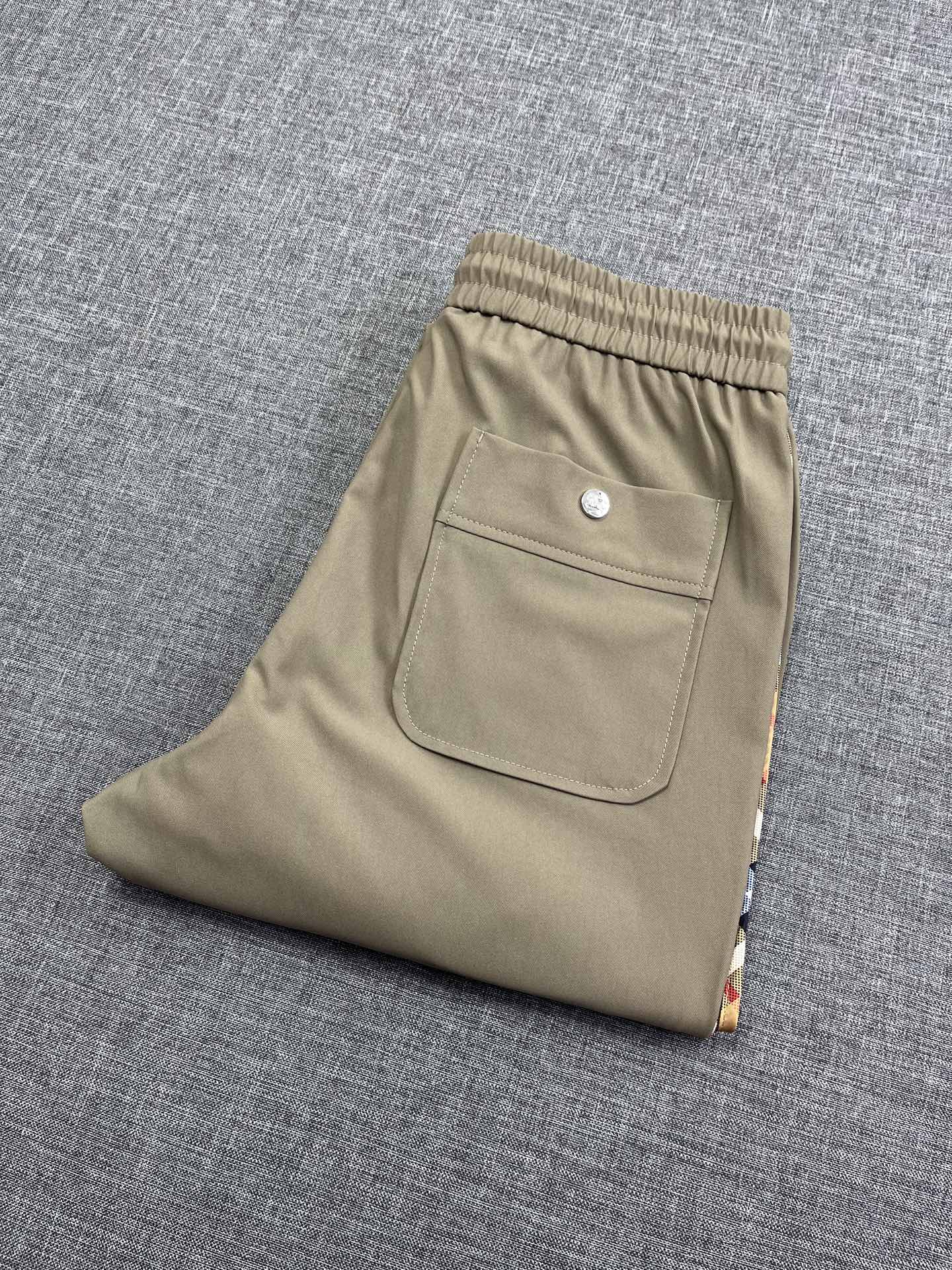 NO:426156,Burberry's new men's casual pants, trading company channel goods, 25F/W new products, high-end Mauritius OEM production, perfect appearance, officially announced model wear items, the ace-level hot product every season, it is like a classic signature textbook!  A pair of pants with a very aesthetic tone, dominated by fabric and quality, continues the essence of normal design, with label elements perfectly embedded, which is a distinctive feature of identity and is quite distinctive!  Customer-supplied imported fabrics, the fabric has first-class texture, full of elasticity, excellent straightness and brady feel, and the capable and neat cut has excellent upper body effect!  It can sweep the wardrobe with any top matching, with wide compatibility, fully supporting the entire spring and summer matching items, both business commuting and leisure, satisfied with various daily outfits, and has a lot of upper body styles!  yl size M-3XL, burberry, burberry, alexander wang19860909Burberry 巴宝莉新款男士休闲裤,贸易公司渠道货,25F/W新品,高端毛里求斯代工出品,品相完美如斯,官宣模特穿搭单品,每一季的王牌级爆款担当,俨然属于经典招牌教科书般存在！极具美学基调的一款裤子,以面料和品质为主导,延续了常态化的设计精髓,标签化元素完美嵌入,属于身份的特色彰显,辨识度颇为鲜明！客供进口面料,面料质地一流,弹力十足,挺刮度与筋骨感极好,干练利落的裁剪,上身效果极好！可横扫衣橱任何的上装搭配,兼容性广泛,完全撑起整个春夏季搭配单品,商务通勤休闲兼备,满足于日常各种穿搭,上身型款十足！yl尺码M-3XL,,burberry,burberry,alexander wang,Men's clothing