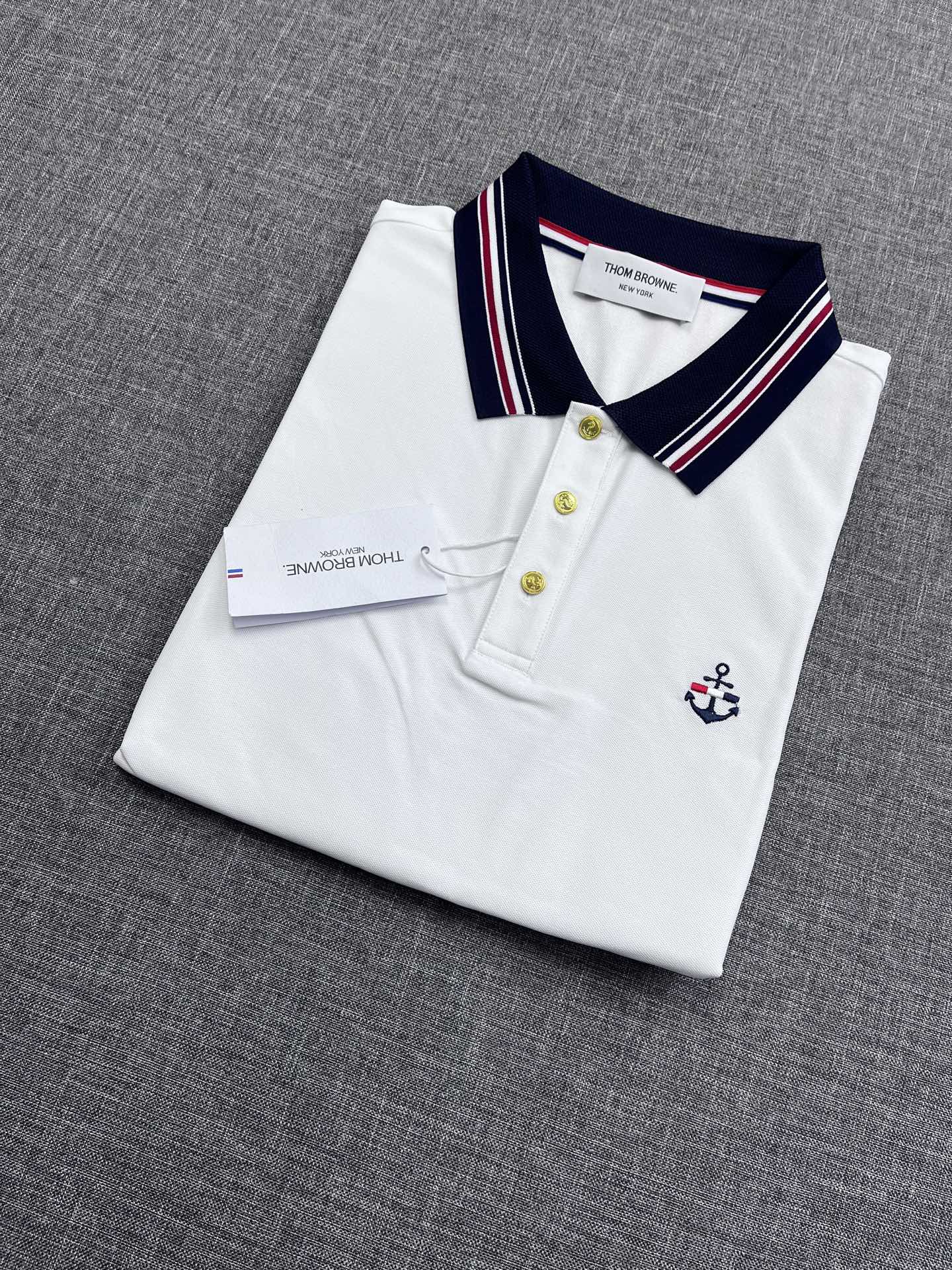 NO:506816,TB men's fashion bead floor cotton lapel POLO shirt, trading company channel goods, 25-year spring and summer show series, popular top items in buyers' stores, and high-frequency dressing performances of fashion bloggers!  The design of the whole body is still based on TB aesthetic design, with distinct recognition. The classic red, blue and white webbing elements are cleverly used to multiple details. The embellishment of the collar and the opening and closing of the hem on both sides reached a consensus. It is very stunning and fashionable details. The latest anchor embroidery elements are injected on the chest, which are very distinctive and strongly demonstrated the brand identity and image!  Customer-supplied high-grain heavy bead floor fabric, merceration process, skin-friendly, excellent texture, invincible and comfortable, with a sense of icyness and superior breathability, and the details show the highlights of the elements. The hem is slightly drop-off design in front and back, very unique details, and the embellishment of metal buttons enhances the sense of quality!  The fashionable three-button open-close placket design, the metal button embellishment is quite luxurious, and it is a small lapel that reduces age and is fashionable. It is very basic and versatile. It has an elegant upper body and a very elegant temperament. It is a POLO shirt with a very high practical wearability!  Size M-3XL, alexander wang19860909TB男士时装款珠地棉翻领POLO衫,贸易公司渠道货,25年春夏秀场系列,买手店里的人气TOP单品,时尚博主高频穿搭演绎！ 通体的设计造型仍然以TB美学设计为基调,辨识度鲜明,经典的红蓝白织带元素,巧妙运用到多个细节,领部与下摆双侧开合处的点缀达成共识,非常惊艳且时髦的细节,胸前注入了最新的船锚造型绣体元素,辨识度非常鲜明,且有力标榜了品牌身份和形象！ 客供进口高克重珠地面料,丝光工艺处理,亲肤性更甚一筹,质感上乘,无敌细腻舒适,自带冰爽感,透气性优越,细节之处尽显元素亮点,下摆前后微落差式设计,非常别致的细节,金属纽扣的点缀提升了品质感！ 时尚三扣开合门襟设计,金属扣的点缀颇具轻奢感,搭配小翻领即减龄又时髦,非常基础百搭,上身优雅且极具气质感,实穿性极高的一款POLO衫！尺码M-3XL,,alexander wang,Men's clothing