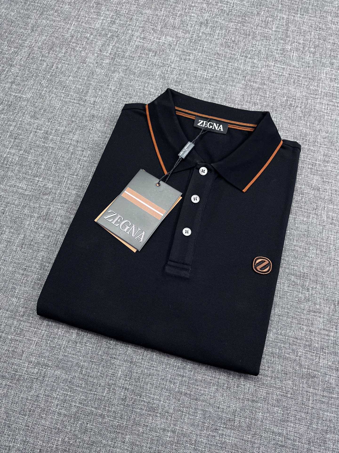 NO:134906,EZ Jenia men's business and casual POLO shirt, top foreign channel goods, pure blood quality, original Italian production, new products for spring and summer in 25 years, Couture handmade garments series, high-end products with reputation!  !  !  Trace the origin to the original, and in the process of unremitting breakthroughs and innovation!  A POLO shirt with excellent quality and fabric craftsmanship, the style continues the Z family's minimalist and normal design, bringing the route of mature, elegant and capable to the extreme, both solemn and harmonious, full of unique charm and style, combining fashion and temperament!  Customers supply high-end materials imported from Egypt, made by Italian century-old workshops, which are extremely luxurious and special materials, with excellent fabric attributes, delicate and natural mesh structure, perfect comfort and breathability, and the touch experience is self-evident, and the ultimate luxury enjoyment!  The details are exquisite and exquisite, showing the quality everywhere, the color matching is mature and versatile, and each color can interpret a unique styling effect. It highlights temperament and taste. It is a polo POLO shirt that is perfect for urban high-end elite business and leisure, and everyone must be the best!  A size M-3XL, zegna,alexander wang19860909EZ 杰尼亚男士商务休闲POLO衫,顶级洋行渠道货,纯正血统品质,意大利原厂出品,25年春夏新品,Couture手工成衣系列,口碑化高端产物！！！溯源至本,而在不懈地突破和创新过程中！品相与面料工艺都极为拔尖的一款POLO衫,风格仍延续Z家极简常态化的设计,将轻熟优雅干练的路线发挥到极致,亦庄亦谐,充满独特魅力格调,集时髦与气质于一身！客供埃及进口高级物料,经过意大利百年工坊定织定染而成,极为奢华特殊的材质,面料属性皆为上乘,网眼结构细腻自然,舒适性与透气性完美兼备,触感体验不言而喻,奢华极致享受！细节精湛考究,处处尽显品质感,配色轻熟百搭,每色都可诠释出别具一格的造型效果,非常凸显气质和品位的一款马球POLO衫,都市高端精英商务与休闲完美兼备,人手必入臻品！a尺码M-3XL,,zegna,alexander wang,Men's clothing