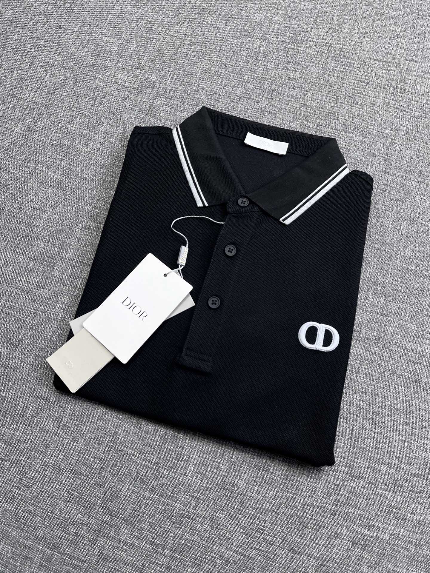 NO:160391,Dior Hong Kong Foreign Company’s pure channel goods, heavy and high-end tasting items, new products in 25 years, and regional sales in Europe!  A short-sleeved POLO shirt that is very consistent with Dior's aesthetic tone, perfectly follows Dior's low-key, luxurious and restrained genes. From the main fabric to the detailed craftsmanship, it all demonstrates the ingenuity of quality. The icon after the innovation on the chest is quite beautiful, completing a transformation, stunning and fashionable, very expensive and light luxury, and the two exemplifies the brand's sense of luxury and taste!  It is paired with a small lapel to reduce age and fashionable, with excellent upper body effect, both business commuting and casual mixing, which can easily interpret the unique urban elite feeling, and is a very high-level item!  s size M-3XL, dior, dior, T-shirt, alexander wang19860909Dior 迪奥香港洋行纯正渠道货,重磅高端品鉴心水之物,25年新品,欧洲区域售卖款！极符合迪奥美学基调的一款短袖POLO衫,通体完美沿袭了迪奥低调奢华内敛的基因,从主体面料到细节工艺,无不彰显出品质的匠心所在,胸前革新后的图标颇具美感,完成了一次蜕变,惊艳且时髦,非常矜贵轻奢,两者之间例证了品牌的高级感及品味！搭配小翻领减龄且 时髦,上身效果出色,即商务通勤亦休闲混搭,可以轻松诠释出超具型格的都市精英感,属于驾驭度极高的单品！s尺码M-3XL,,dior,dior,T-shirt,alexander wang,Men's clothing