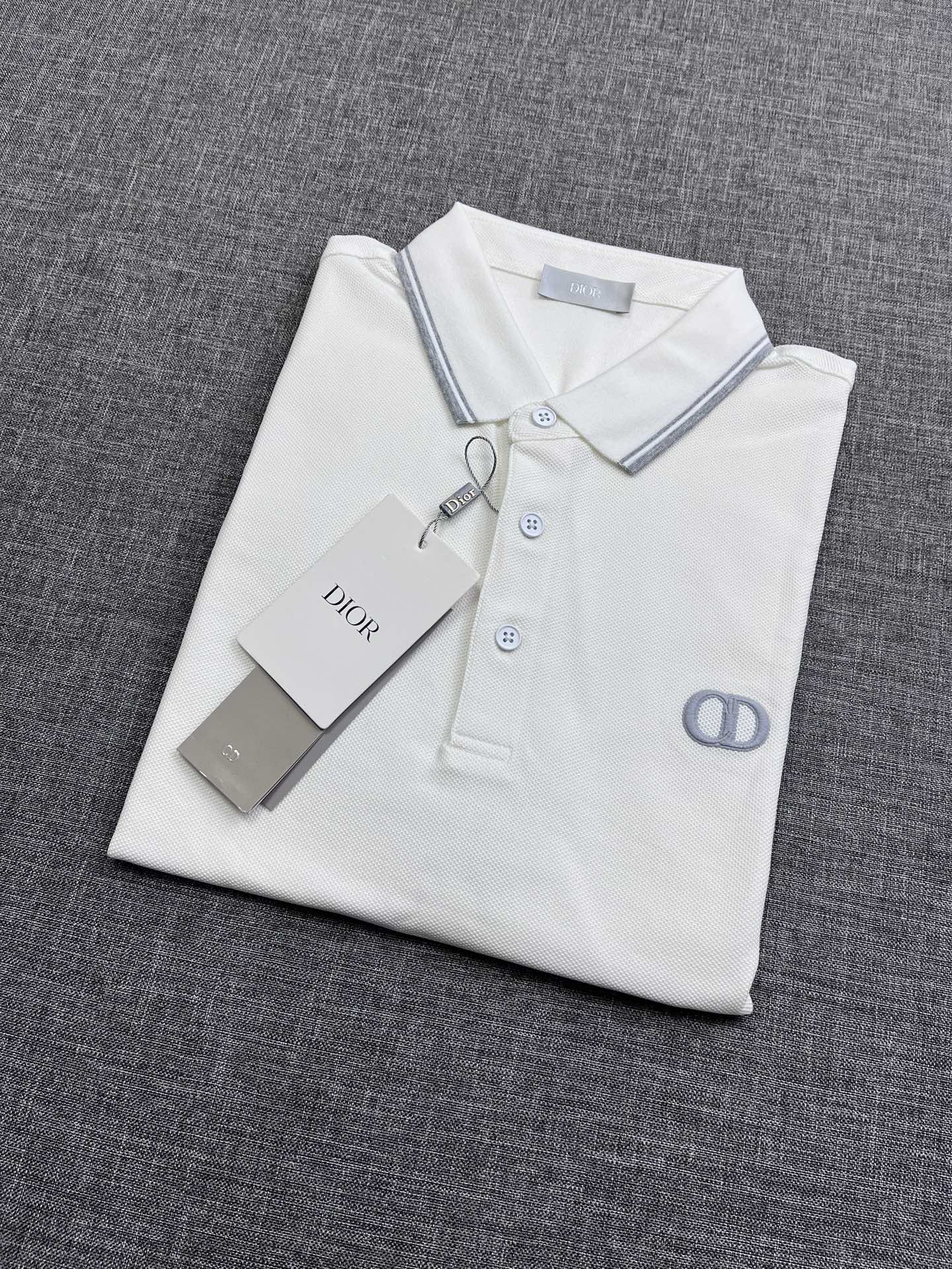 NO:160393,Dior Hong Kong Foreign Company’s pure channel goods, heavy and high-end tasting items, new products in 25 years, and regional sales in Europe!  A short-sleeved POLO shirt that is very consistent with Dior's aesthetic tone, perfectly follows Dior's low-key, luxurious and restrained genes. From the main fabric to the detailed craftsmanship, it all demonstrates the ingenuity of quality. The icon after the innovation on the chest is quite beautiful, completing a transformation, stunning and fashionable, very expensive and light luxury, and the two exemplifies the brand's sense of luxury and taste!  It is paired with a small lapel and is fashionable, with excellent upper body effect, both business commuting and casual mixing, which can easily interpret the unique urban elite feeling and is a very high-level item!  s size M-3XL, dior, dior, T-shirt, alexander wang19860909Dior 迪奥香港洋行纯正渠道货,重磅高端品鉴心水之物,25年新品,欧洲区域售卖款！极符合迪奥美学基调的一款短袖POLO衫,通体完美沿袭了迪奥低调奢华内敛的基因,从主体面料到细节工艺,无不彰显出品质的匠心所在,胸前革新后的图标颇具美感,完成了一次蜕变,惊艳且时髦,非常矜贵轻奢,两者之间例证了品牌的高级感及品味！搭配小翻领减龄且时髦,上身效果出色,即商务通勤亦休闲混搭,可以轻松诠释出超具型格的都市精英感,属于驾驭度极高的单品！s尺码M-3XL,,dior,dior,T-shirt,alexander wang,Men's clothing