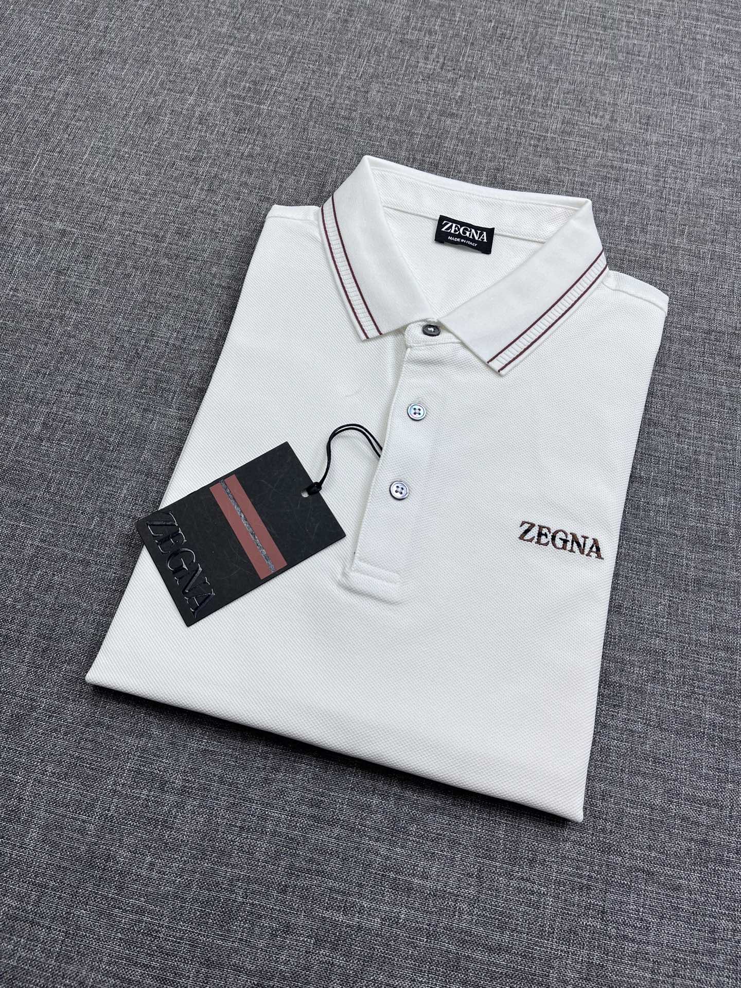 NO:160395,EZ Jenia men's business and casual POLO shirt, top foreign channel goods, pure blood quality, original Italian production, new products for spring and summer in 25 years, Couture handmade garments series, high-end products with reputation!  !  !  Trace the origin to the original, and in the process of unremitting breakthroughs and innovation!  A POLO shirt with excellent quality and fabric craftsmanship, the style continues the Z family's minimalist and normal design, bringing the route of mature, elegant and capable to the extreme, both solemn and harmonious, full of unique charm and style, combining fashion and temperament!  Customers supply high-end materials imported from Egypt, made by Italian century-old workshops, which are extremely luxurious and special materials, with excellent fabric attributes, delicate and natural mesh structure, perfect comfort and breathability, and the touch experience is self-evident, and the ultimate luxury enjoyment!  The details are exquisite and exquisite, showing the quality everywhere, the color matching is mature and versatile, and each color can interpret a unique styling effect. It highlights temperament and taste. It is a polo POLO shirt that is perfect for urban high-end elite business and leisure, and everyone must be the best!  S size M-3XL, zegna, alexander wang19860909EZ 杰尼亚男士商务休闲POLO衫,顶级洋行渠道货,纯正血统品质,意大利原厂出品,25年春夏新品,Couture手工成衣系列,口碑化高端产物！！！溯源至本,而在不懈地突破和创新过程中！品相与面料工艺都极为拔尖的一款POLO衫,风格仍延续Z家极简常态化的设计,将轻熟优雅干练的路线发挥到极致,亦庄亦谐,充满独特魅力格调,集时髦与气质于一身！客供埃及进口高级物料,经过意大利百年工坊定织定染而成,极为奢华特殊的材质,面料属性皆为上乘,网眼结构细腻自然,舒适性与透气性完美兼备,触感体验不言而喻,奢华极致享受！细节精湛考究,处处尽显品质感,配色轻熟百搭,每色都可诠释出别具一格的造型效果,非常凸显气质和品位的一款马球POLO衫,都市高端精英商务与休闲完美兼备,人手必入臻品！s尺码M-3XL,,zegna,alexander wang,Men's clothing