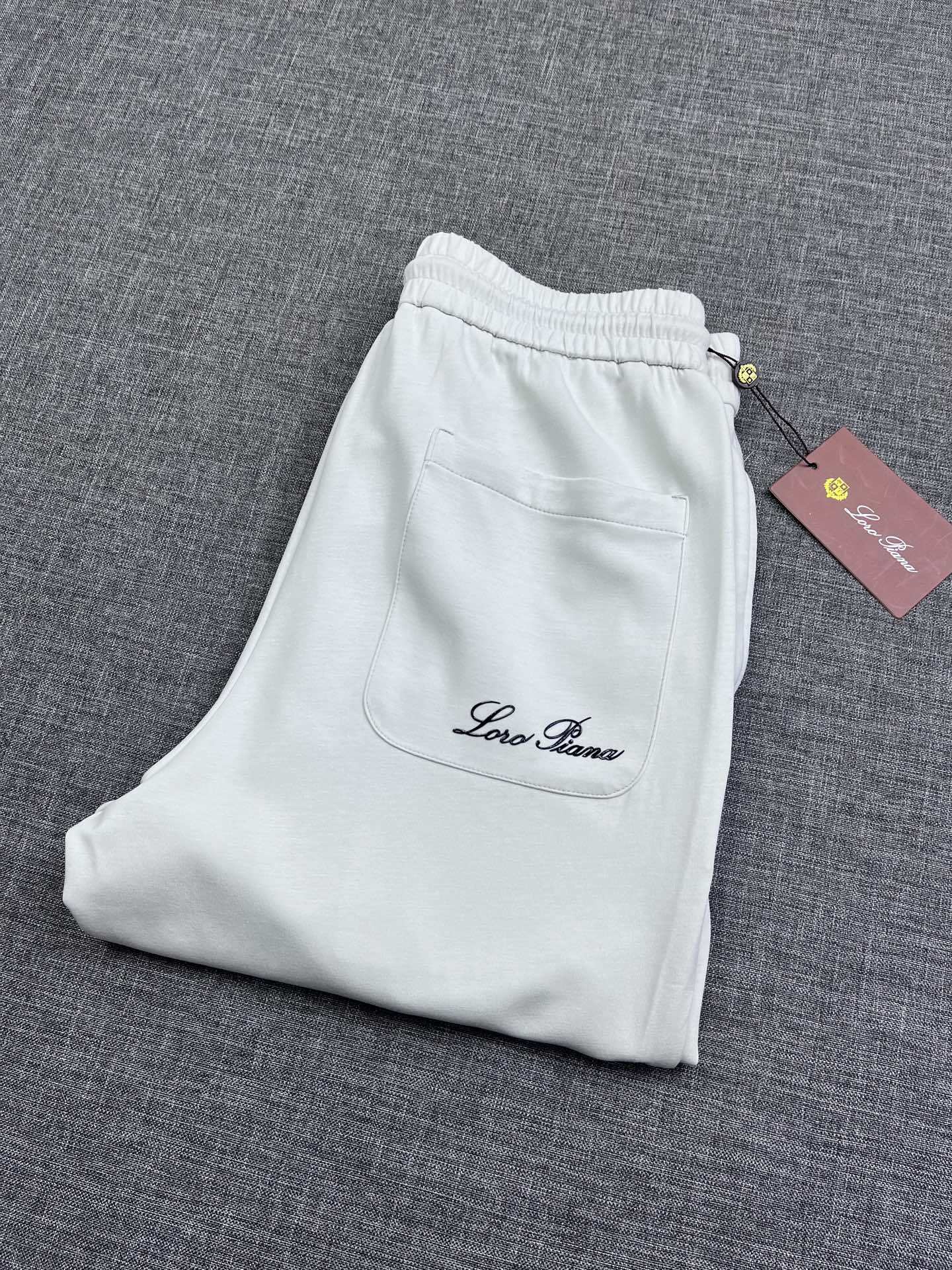 NO:426163,Loro Piana ss official new model, the counter is launched simultaneously, Nuoyou Pianya, men's business casual pants are here!  The classic casual trousers of customer-supplied fabrics have always been loved by the public. The use of customer-supplied fabrics undoubtedly adds unique charm and quality assurance to this classic casual trousers of LP. It is comfortable and comfortable to wear, and can easily deal with them whether it is for daily travel or casual activities. At the same time, the classic design style also makes it versatile, whether it is matched with a shirt or a T-shirt, it can show different styles. I hope that these trousers can add more highlights and comfort to your outfit. y-code M-3XL, loro piana, loro piana, shirts, tees, t-shirt, alexander wang19860909Loro Piana ss 官方新款 专柜同步上市 诺悠翩雅 男士商务休闲裤来了哦！客供面料经典款 休闲长裤 一直深受大众的喜爱.客供面料的使用,无疑为这款LP家经典款休闲长裤增添了独特的魅力和品质保障.穿着起来既舒适又自在,无论是日常出行还是休闲活动,都能轻松应对.同时,经典的设计款式也让它具有百搭性,无论是搭配衬衫还是T恤,都能展现出不同的风格.期待这款裤子能为您的穿搭增添更多亮点和舒适感.y码数M-3XL,,loro piana,loro piana,shirts,tees，t-shirt,alexander wang,Men's clothing