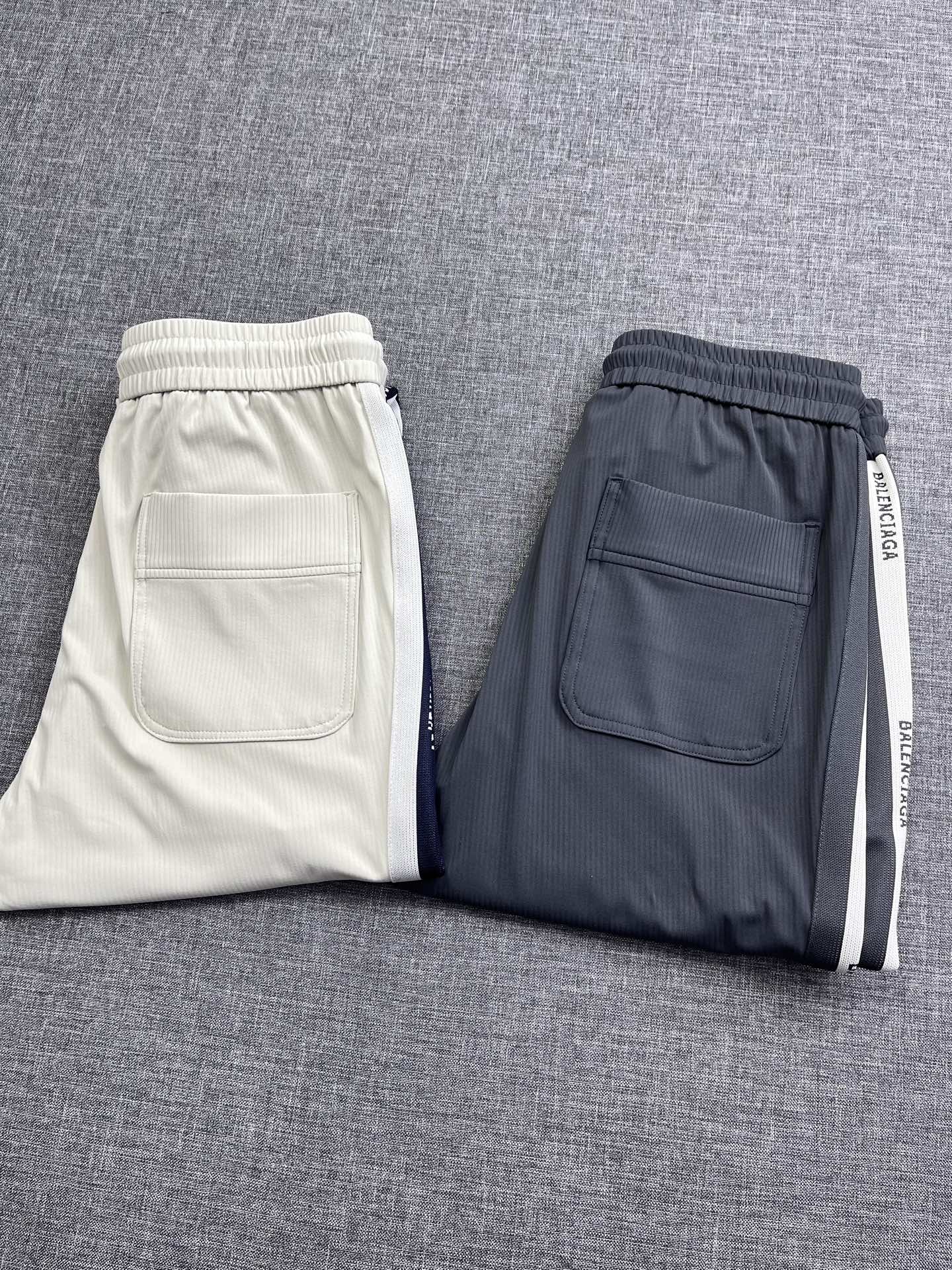 NO:426168,BALENCIAGA Balenciaga men's fashion casual pants, channel goods for trading companies, official sales, a slightly basic single product, popular replenishment king in the buyer store, as a brand with its own internet celebrity traffic in recent years, it is simply dominating the screen. After the support of INS fashion bloggers and celebrities, it became uncontrollable and once became a phenomenal brand. The birth of each single product is very popular!  Putting aside the fashion concept design, the average single product is more popular. The wearability and re-fitting rate are the king, which strongly demonstrates the essence of the brand. The high-cost twill cotton supplied by heavy customers has an invincible texture, skin-friendly and breathable and comfortable, and the details are impeccable. The contrasting webbing sewing process on both sides adds highlights, the style is outstanding, and you can control it in both commuting and leisure!  y size M-3XL, balenciaga, balenciaga, alexander wang19860909BALENCIAGA 巴黎世家男士时装休闲裤,贸易公司渠道货,官方推售的款,略偏基础型的一款单品,买手店人气补货王,作为近年自带网红流量的品牌,简直要霸屏的节奏,经过INS时尚博主和明星加持后火的一发不可收拾,一度成为现象级的品牌,每款单品的诞生都炙手可热！抛开时装概念的设计,中规中矩的单品更受青睐,实穿性和复搭率才是王道,有力彰显了品牌的精髓,重磅客供的高支数斜纹棉,质感无敌,亲肤透气舒适,细节无可挑剔,两边撞色织带缝制工艺增加了亮点,版型出挑,通勤休闲都可胜任驾驭！y尺码M-3XL,,balenciaga,balenciaga,alexander wang,Men's clothing
