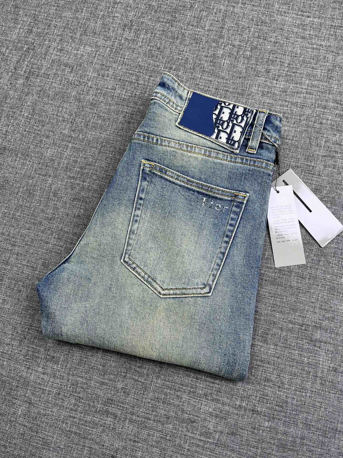 NO:426158,Dior new jeans, high-end and elegant, rich in fashion elements, original single jeans, a century-old luxury brand, with a traditional and noble British design style, winning the favor of countless people. The latest hit model is versatile to work and commuting. It is the same luxurious and high-end quality for any occasion. The style design is the best. Use imported original color denim high-elastic fabric. The color is very positive, and it can only be delivered with high costs. The entire washing process is environmentally friendly. It is irritating to human skin. The pants are stylish and comfortable. It has the natural and casual pants, and it is perfect. The real thing is very beautiful. The craftsmanship can be carefully seen in the details, and the details can show the quality of the big brand. I think such a feature is enough to make people excited. A super versatile basic model is very valuable and cost-effective!  y size 29-38,dior,dior,jeans,alexander wang19860909Dior 迪奥家新款牛仔裤 高档大气,富有时尚元素 原单牛仔裤 百年奢侈品牌,极具英国传统高贵的设计风格,赢取无数人的欢心.最新爆款 上班通勤百搭 无论什么场合穿都一样奢华高端上档次 款式设计最一流 选用进口原色丹宁高弹面料 颜色非常正原色,高成本才能出好货,整个洗水工艺都是符合环保 对人体皮肤0刺激的,裤子有型又舒服 具有休闲裤自然随性的特色,完美兼备.实物非常漂亮,细节上可见工艺用心,细节都能彰显大牌的品质感.我觉得这样一条特色足以让人心动.超百搭基本款人手一条,超值性价比！y尺码29-38,,dior,dior,jeans,alexander wang,Men's clothing