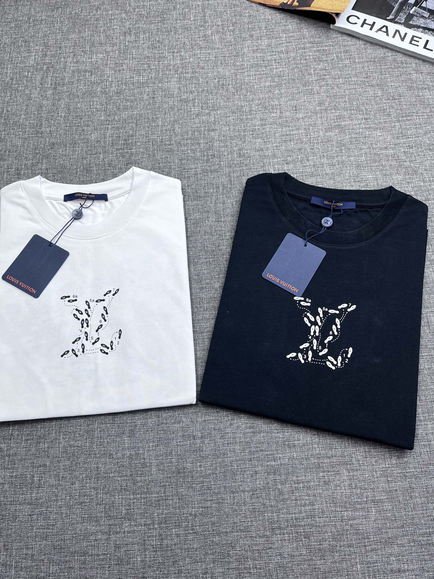 NO:426173,Donkey brand LV men's spring style round neck short sleeves, Hong Kong foreign company channel goods, heavy high-end products, high-end platinum-grade products, 25-year official cabinet new products, limited-edition sales in Europe!  The visual is quite elegant and fashionable, with a distinct recognition, retro and fashionable, very exquisite and high-end, perfectly flaunting the brand identity and full of savoring. From the main fabric to the detailed craftsmanship, all show the ingenuity of fashion and explain the essence of fashion to the extreme!  Customer-supplied high-end imported ready-to-wear fabrics, with perfect comfort and breathability, and the touch experience is self-evident, and the ultimate luxury enjoyment!  The mature color scheme has superior compatibility, full of luxury and temperament on the upper body, full of style, perfect business and leisure, and conforms to the urban elitist philosophy of life!  y size S-XXL, louis vuitton,louis vuitton,t-shirt,alexander wang19860909驴牌lv男士春款圆领短袖,香港洋行渠道货,重磅高端臻品,高奢品鉴白金级单品,25年官柜新品,欧洲区域限量售卖款！视觉相当雅致时髦,辨识度颇为鲜明,复古且时髦,非常精致而高级,完美标榜了品牌身份,细品韵味十足,从主体面料到细节工艺,无一不彰显时装的匠心所在,将时装的精髓阐释到极致！客供高级进口成衣定织面料,舒适性与透气性完美兼备,触感体验不言而喻,奢华极致享受！轻熟的配色,兼容性优越,上身满满的奢贵感和气质感,型款十足,商务与休闲完美兼具,符合都市精英主义生活哲学！y尺码S-XXL,,louis vuitton,louis vuitton,T-shirt,alexander wang,Men's clothing