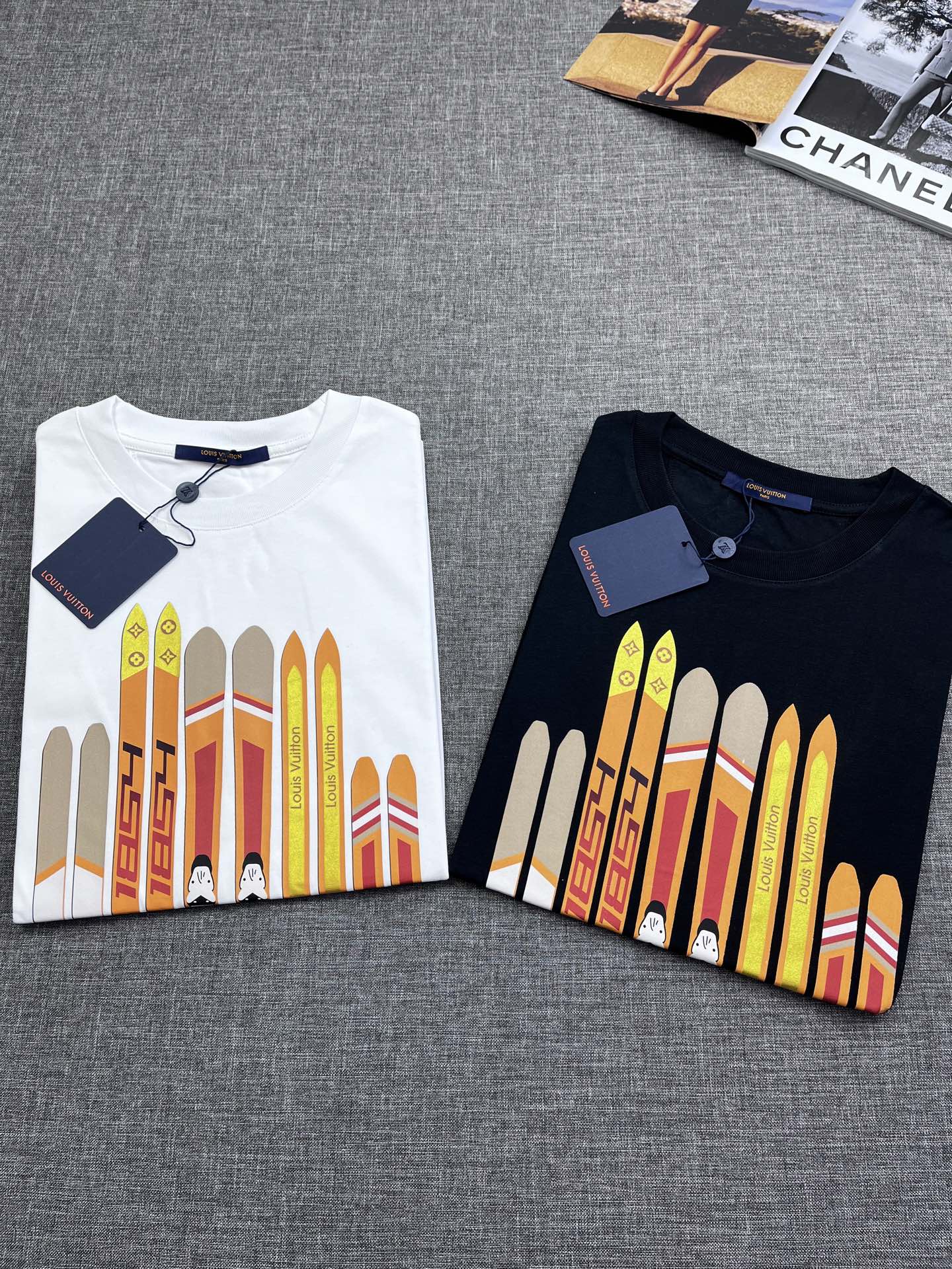 NO:426149,Donkey brand LV men's spring style round neck short sleeves, Hong Kong foreign company channel goods, heavy high-end products, high-end platinum-grade products, 25-year official cabinet new products, limited-edition sales in Europe!  The visual is quite elegant and fashionable, with a distinct recognition, retro and fashionable, very exquisite and high-end, perfectly flaunting the brand identity and full of savoring. From the main fabric to the detailed craftsmanship, all show the ingenuity of fashion and explain the essence of fashion to the extreme!  Customer-supplied high-end imported ready-to-wear fabrics, with perfect comfort and breathability, and the touch experience is self-evident, and the ultimate luxury enjoyment!  The mature color scheme has superior compatibility, full of luxury and temperament on the upper body, full of style, perfect business and leisure, and conforms to the urban elitist philosophy of life!  y size S-XXL, louis vuitton,louis vuitton,t-shirt,alexander wang19860909驴牌lv男士春款圆领短袖,香港洋行渠道货,重磅高端臻品,高奢品鉴白金级单品,25年官柜新品,欧洲区域限量售卖款！视觉相当雅致时髦,辨识度颇为鲜明,复古且时髦,非常精致而高级,完美标榜了品牌身份,细品韵味十足,从主体面料到细节工艺,无一不彰显时装的匠心所在,将时装的精髓阐释到极致！客供高级进口成衣定织面料,舒适性与透气性完美兼备,触感体验不言而喻,奢华极致享受！轻熟的配色,兼容性优越,上身满满的奢贵感和气质感,型款十足,商务与休闲完美兼具,符合都市精英主义生活哲学！y尺码S-XXL,,louis vuitton,louis vuitton,T-shirt,alexander wang,Men's clothing