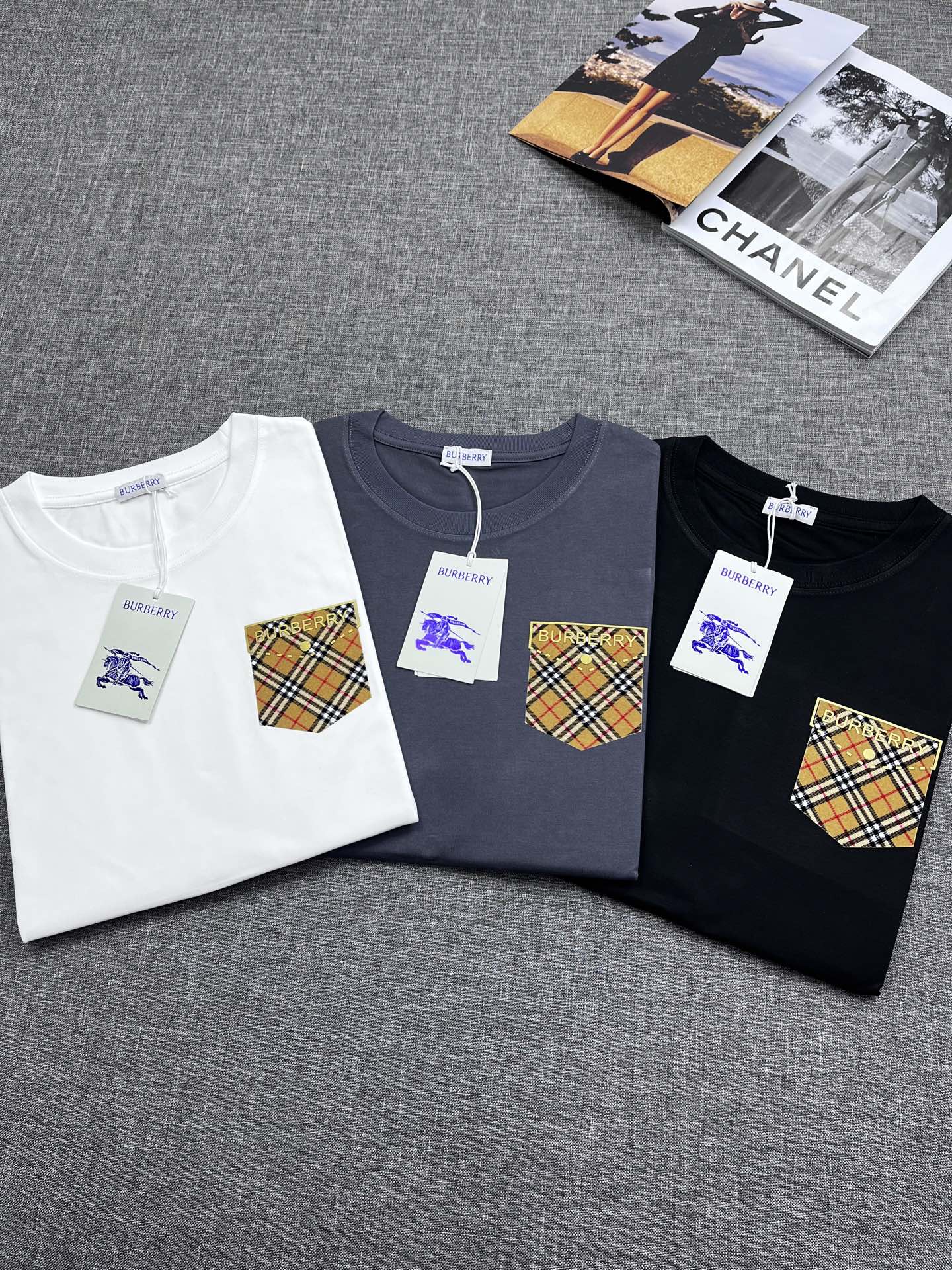 NO:426153,BURBERRY 2025 new men's round neck short sleeves, Hong Kong foreign goods, heavyweight products, special counter windows, official website has been explained, high-end limited series, visually fresh, very beautiful and fashionable, interpreting a brand new tone and youthful vitality, superb and ingenious design, customer-supplied high-end combed cotton, with extremely delicate and soft touch, excellent breathability, excellent skin-friendly, fresh and elegant color matching, very skin-supplemented, and is the preferred item to suit the situation!  y size S-XXL, burberry, burberry, T-shirt, alexander wang19860909BURBERRY 巴宝莉2025新款男士圆领短袖,香港洋行货,重磅级臻品,专柜橱窗主打展现,官网已释图,高端限量系列,视觉方面相当提鲜,非常绝美时髦,诠释出全新的腔调和年轻活力感,精湛绝伦的匠心设计,客供进口高级精梳棉,触感极为细腻柔软,优良的透气性,亲肤性极佳,配色清新淡雅,非常衬肤,属于应景的优选单品！y尺码S-XXL,,burberry,burberry,T-shirt,alexander wang,Men's clothing