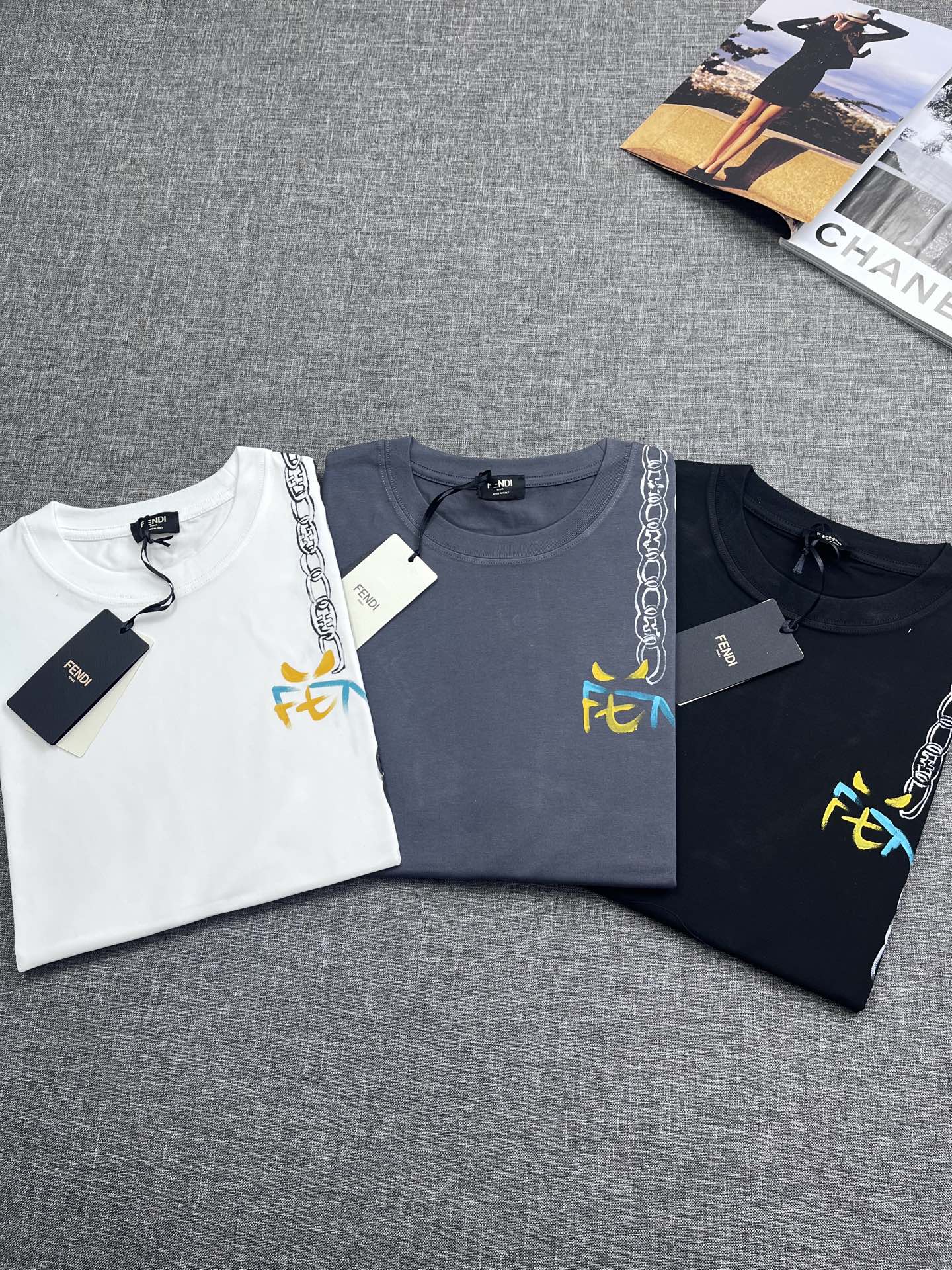 NO:426157,FENDI 25ss Spring and Summer New Short-sleeved T-shirt Men's Style This is a classic style, and this pattern is available every year!  Imported combed cotton is breathable and cool, does not shrink, does not deform easily, breathable and sweat-absorbing. Simple and not simple. Low-key and not vulgar. I like this temperament. I like the feeling of the upper body. The round neck is versatile. It is both a single-fitting base. It looks more textured. As a basic inner wear for daily life, it is all simple and fashionable. Y-code S-XXL, fendi, fendi, T-shirt, tees, t-shirt, alexander wang19860909FENDI 芬迪25ss春夏新款短袖T恤男款 这个是经典造型,每年都会有这个图案的！客供进口精梳棉 透气凉爽 不缩水,不易变形,透气吸汗 简约不简单 低调不庸俗 喜欢这种气质 更喜欢上身的感觉 圆领百搭 单穿打底两不误 看上去更有质感.作为日常的基础内搭,都是简型时尚的单品 y码数S-XXL,,fendi,fendi,T-shirt,tees，t-shirt,alexander wang,Men's clothing