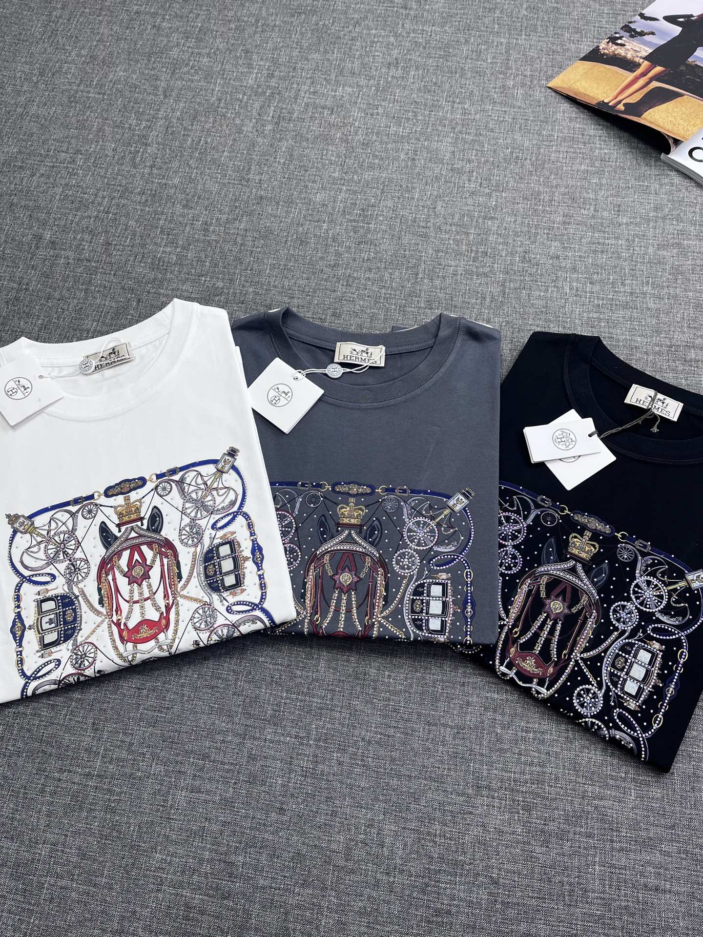 NO:426159,H Hermes men's round neck short-sleeved T-shirt, trading company channel goods, imported from abroad, new products in spring and summer in 25 years, the quality is perfect!  The H brand is the world's top luxury men's clothing, a representative of French palace-level luxury art, and an imperial brand of famous nobles and upper class. It is born for glamour and possesses the Rolls-Royce name in the fashion industry. Its luxury level subverts imagination!  A platinum-grade item with a very luxurious design, a T-shirt that is very consistent with the aesthetic tone of H-home. It is a classic ace series. It is visually fashionable and abstract. It strongly posits the brand identity and is a soul-sense annotation!  Customers supply top-quality fabrics imported from Egypt, selected high-quality cotton raw materials in the Nile area, and were made by Italian century-old workshops. In addition, they have a lot of cotton feel, both comfort and breathability, extremely delicate touch, and excellent skin-friendly!  The details are perfect, the quality is first-class, the shape is very strong, and the upper body is full of style. It is a unique type on the market!  y size S-XXL, hermes, T-shirt,tees, t-shirt,alexander wang19860909H爱马仕男士圆领短袖T恤,贸易公司渠道货,境外流入臻品,25年春夏新品,品相完美如斯！H品牌属于世界顶级奢侈男装,属于法国殿堂级奢华艺术的代表,属于名门贵族与上流社会的御用品牌,为华丽而生,拥有着时装界的劳斯莱斯名号,其奢侈程度颠覆想象！极具奢华设计的一枚白金级单品,极符合H家美学基调的一款T恤,经典王牌系列,视觉时髦且颇具抽象感,有力标榜了品牌身份,属于灵魂性的注释！客供埃及进口顶级面料,甄选尼罗河区域光照极好的上等棉花原料,经过意大利百年工坊定织定染而成,此外棉感十足,舒适性与透气性兼备,触感极为细腻,亲肤性绝佳！细节完美如斯,品相一流,造型感极强,上身型款十足,属于市面独一无二的类型！y尺码S-XXL,,hermes,T-shirt,tees，t-shirt,alexander wang,Men's clothing