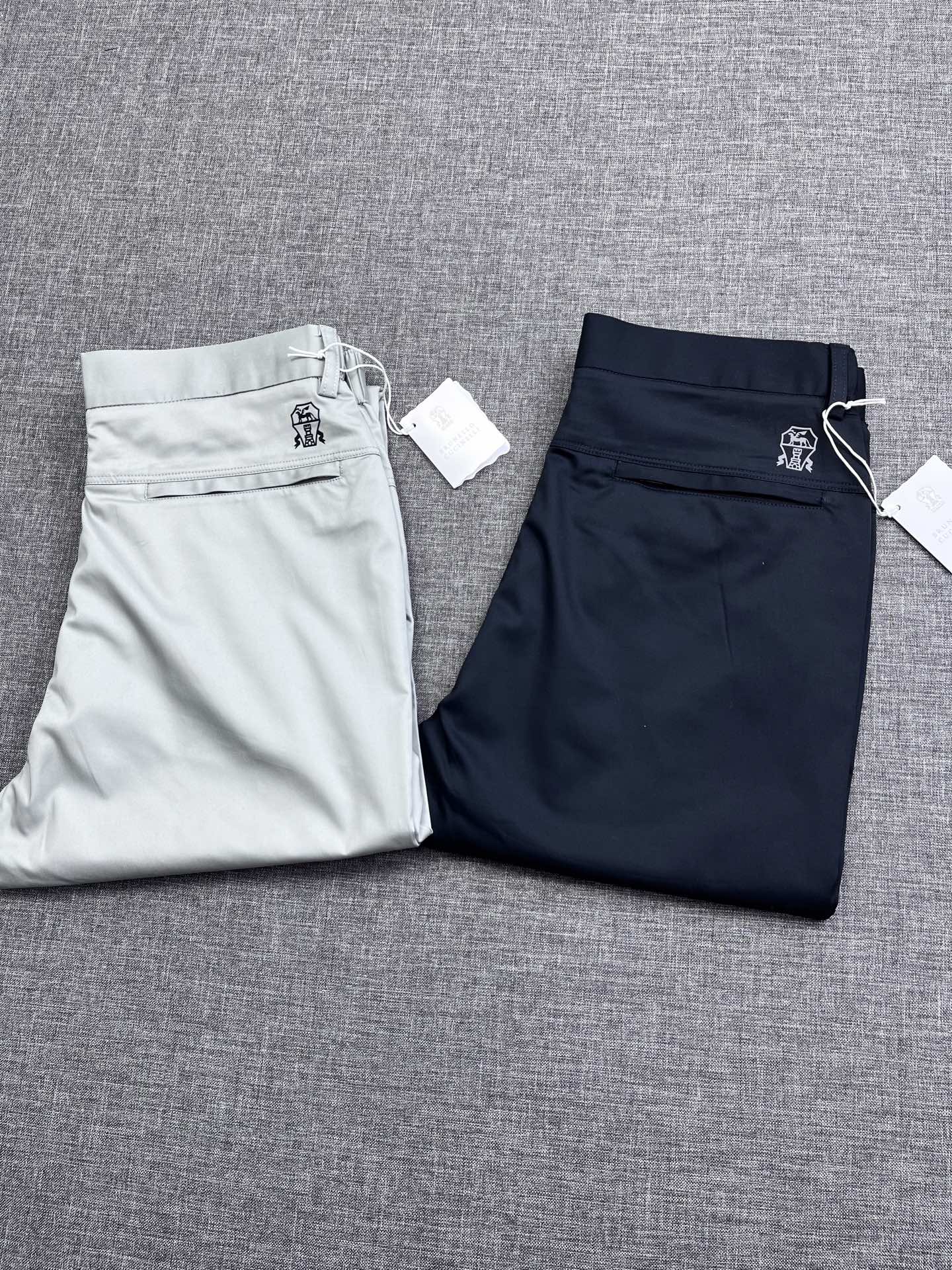 NO:426109,BC's new 25-year high-end worsted casual pants, with trading company channels sparsely available, leading the official website!  If you want to wear comfortable and versatile, this latest casual pants will be your best choice!  First-class cut, straight style, top-notch fabrics and exquisite production craftsmanship, high-end worsted technology materials, extremely light and smooth feel, and super breathable and skin-friendly touch will definitely be the most worth buying style this season!  It is low-key, simple and luxurious without losing its luxury and atmosphericity. It fully reveals the elegant temperament and style of the brand. There is no exaggerated styling design, but it has a strong high-end aura!  Hardware has been professional OEM molded and pressed, and each piece needs to be polished and painted in all aspects. The exquisite texture is enough to match the quality of any brand accessories!  The basic and conventional straight-leg suit trousers are tailored, and they are very stylish when paired with any top. Quality control and home control must-have trousers are recommended!  yl size M-3XL, business suit, alexander wang19860909BC 25年新款高端精纺休闲裤,贸易公司渠道稀出,领先官网发售！既想要穿着舒适百搭,那这款最新推出的休闲裤将是你的不二选择！裁剪一流,版型笔挺,顶尖的面料跟精湛的制作工艺,高端精纺科技材质打造,极致轻薄爽滑的手感,以及超级透气亲肤的触感,绝对会是这个季节最值得入手的款式！低调简约又不失奢华大气,将品牌儒雅的气质与风格通通展露无遗,没有夸张的造型设计,却自带强大的高端气场！五金经过专业代工开模压制,每一颗都需要通过全方位打磨上漆,精致的质感足够媲美任何品牌配饰的品相！基础常规的直筒西装长裤版型剪裁,随意搭配任何上装都十分有范儿,品质控及家控必入裤型推荐！yl尺码M-3XL,,business suit,alexander wang,Men's clothing