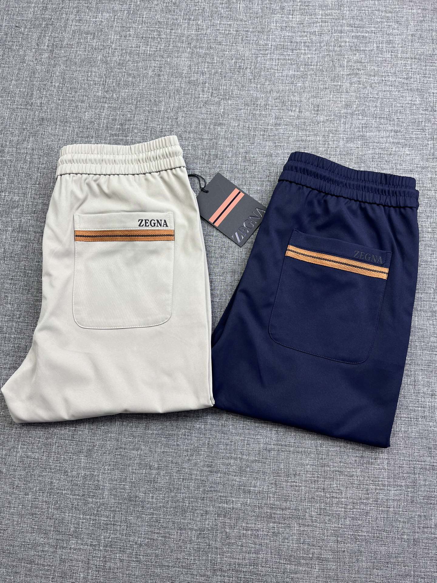 NO:426115,ZZegna summer men's casual pants, trading company source, high-end luxury clothing series, platinum-grade quality, predictable and popular items, a pair of trousers dominated by fabrics and craftsmanship, following the Z family's usual minimalist style and tone, the classic Narrow Fit style is very easy to highlight the texture and a wide range of compatibility. The level of dressing is not limited, and you can be casual and fashionable in business, both solemn and harmonious, with excellent touch experience, self-made, first-class tailoring, extremely smooth and perfect lines, impeccable details, exquisite hand-made participation in the production, powerfully boasts, overall quality, a must-have pants outfit in summer!  yl size M-3XL, zegna, alexander wang19860909ZZegna 杰尼亚夏季男士休闲裤,贸易公司渠货源,高端奢侈成衣系列,白金级品相,可预测性的爆卖单品,以面料和工艺为主导的一款西裤,沿袭Z家一贯的极简风格与基调,经典Narrow Fit版型,极易凸显质感亦是兼容性广泛的配色,穿搭性方面驾驭层次不受局限,即可商务也可休闲时髦,亦庄亦谐,触感体验极佳,挺刮度自成,剪裁一流,线条感极致流畅完美,细节无可挑剔,精湛的手工参与制作,有力的标榜了身份,整体品质感极强,夏季必入的裤装！yl尺码M-3XL,,zegna,alexander wang,Men's clothing