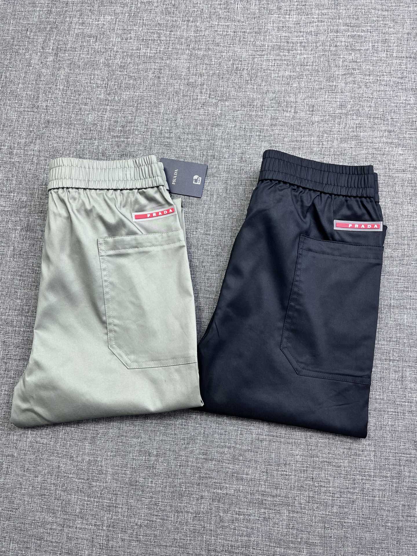 NO:426120,PRADA new men's casual pants, trading company channel goods, 25F/W new products, high-end Mauritius OEM production, perfect appearance, officially announced model wear items, the ace-level hot product every season, it is like a classic signature textbook!  A pair of pants with a very beautiful aesthetic tone is dominated by fabric and quality, continuing the essence of normal design, with label elements perfectly embedded, which is a distinctive feature of identity and is quite distinctive!  Customer-supplied imported fabrics, the fabric has first-class texture, full of elasticity, excellent straightness and brady feel, and the capable and neat cut has excellent upper body effect!  It can sweep the wardrobe with any top matching, with wide compatibility, fully supporting the entire autumn and winter matching items, both business commuting and leisure, satisfied with various daily outfits, and has a full upper body style!  yl size M-3XL, prada, prada, alexander wang19860909PRADA 普拉达 新款男士休闲裤,贸易公司渠道货,25F/W新品,高端毛里求斯代工出品,品相完美如斯,官宣模特穿搭单品,每一季的王牌级爆款担当,俨然属于经典招牌教科书般存在！极具P家美学基调的一款裤子,以面料和品质为主导,延续了常态化的设计精髓,标签化元素完美嵌入,属于身份的特色彰显,辨识度颇为鲜明！客供进口面料,面料质地一流,弹力十足,挺刮度与筋骨感极好,干练利落的裁剪,上身效果极好！可横扫衣橱任何的上装搭配,兼容性广泛,完全撑起整个秋冬季搭配单品,商务通勤休闲兼备,满足于日常各种穿搭,上身型款十足！yl尺码M-3XL,,prada,prada,alexander wang,Men's clothing