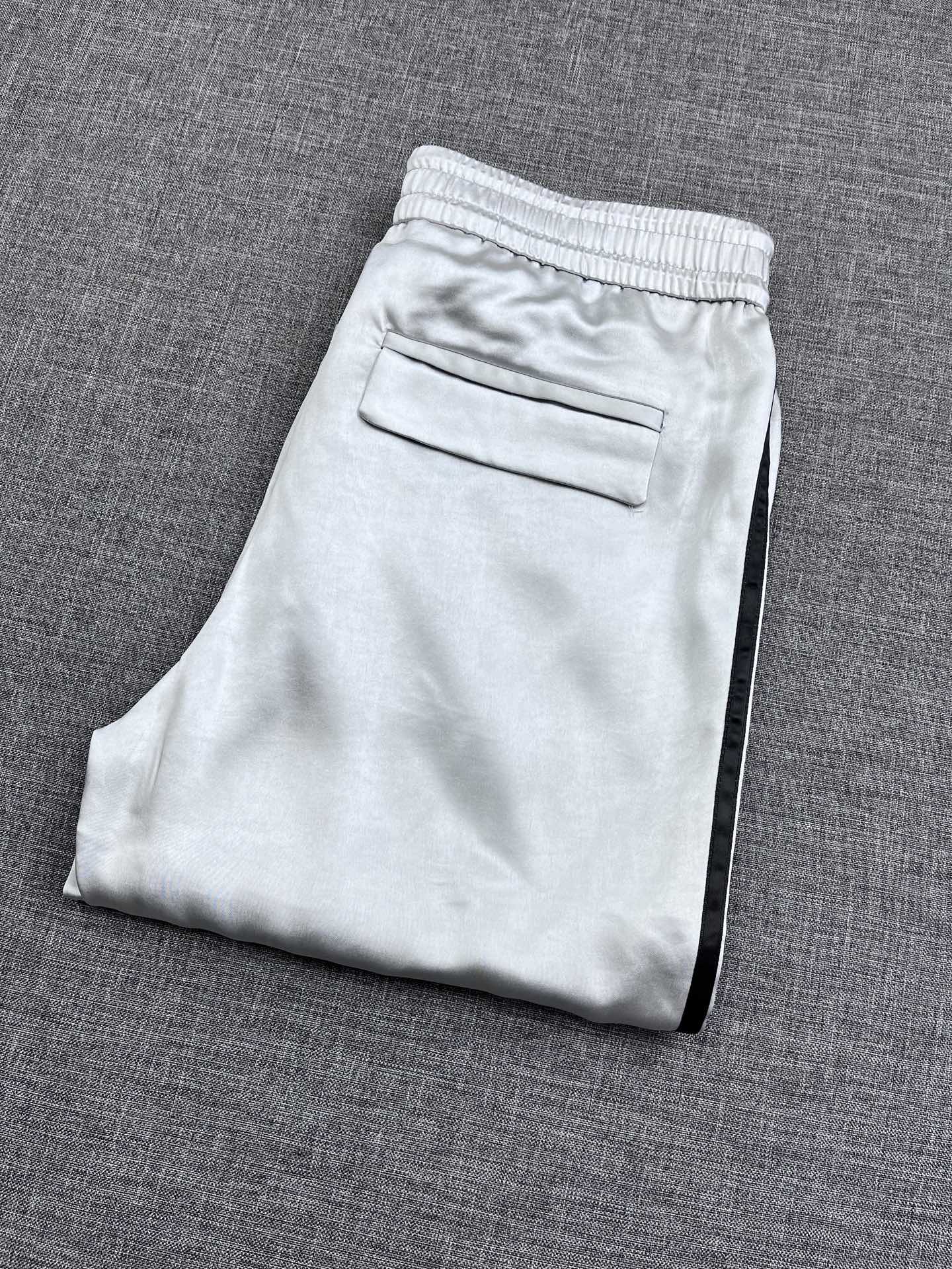 NO:426125,Y3 men's casual pants, Hong Kong foreign business channel goods, heavy and high-end tasting aquatic products, classic signature popular single products!  The counter mainly promotes the evergreen series. Each season's signature items are popular, and the most shaped items are highly compatible with various types of items. They are versatile and practical. They are hard currency almost every season, with various labels, noble, literary, academic, elegant and rich retro style, which can easily highlight the temperament types and are full of affinity!  A casual pants that are very consistent with the family aesthetic tone, perfectly follows the low-key, luxurious and restrained genes throughout, and strongly demonstrates the brand identity!  The texture is invincible, the touch is soft and comfortable, and the skin-friendly experience is excellent. The texture has traces after washing, and it exudes a slightly retro texture!  The details are excellent, and the craftsmanship is demonstrated everywhere. The quality is first-class, the style is perfect, the style is very light and versatile, and the mixing space is very wide. It can easily sweep any top matching in the wardrobe. It is both business commuting and casual, and is satisfied with all kinds of daily outfits. It is a must-have for everyone!  yl size M-3XL, alexander wang19860909Y3男士休闲裤,香港洋行渠道货,重磅高端品鉴心水产物,经典招牌人气单品！专柜主推常青系列,每一季的招牌单品,人气TOP,塑造性极高的单品,兼容各种类型单品,百搭和实用性超级高,几乎是每季的硬通货,自带各种标签化,高贵、文艺、学院派、儒雅以及浓郁的复古格调,极易凸显气质的类型,且亲和力十足！极符合家族美学基调的一款休闲裤,通体完美沿袭了低调奢华内敛的基因,很有力的彰显了品牌身份！质感无敌,触感柔软舒适,亲肤性绝佳体验,肌理有着水洗工艺后的痕迹,透着微微复古韵味质感！细节非常出色,处处彰显了非凡的匠心工艺,品相一流,版型剪裁完美,非常轻熟百搭,混搭空间极广,可轻易横扫衣橱任何的上装搭配,商务通勤休闲兼备,满足于日常各种穿搭,人手必备款！yl尺码M-3XL,,alexander wang,Men's clothing