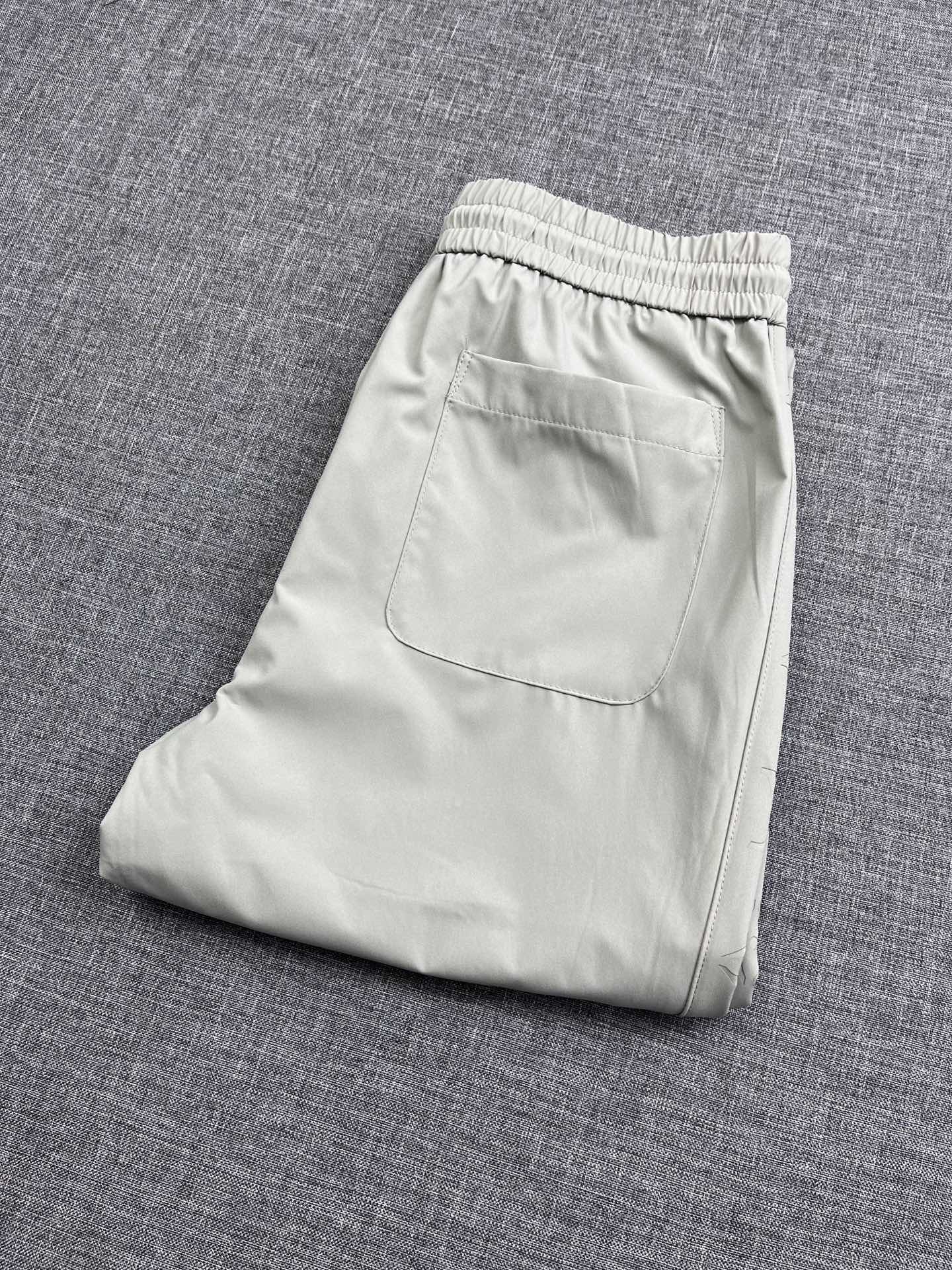 NO:426130,The latest men's casual pants in lv donkey brand in summer. The main counter is made of fabrics provided by customers. The fabric is crisp and stylish, with delicate and plump feel and full of drooping. The most basic item!  Simplicity and design are undoubtedly the most fashionable and worthy of hand in sportswear!  This fitted tailoring design has a slightly loose style, and the leg shape is modified by trouser legs to stretch the visual proportions!  Classic tone trousers, elastic belt drawstring, and fashionable logo embellishment of trousers pockets. A fashionable and casual item!  yl size M-3XL, louis vuitton,louis vuitton,alexander wang19860909lv驴牌夏季最新款男士休闲裤.专柜主打款,采用全客供面料,面料挺括有型,手感细腻丰润,垂感十足.一款最基础单品！简洁又极具设计感在运动服饰中,无疑是最时尚最值得人手的单品！这款合身剪裁的版型设计又略带宽松的风格,再通过裤脚来修饰腿型,拉伸视觉比例！经典基调的卫裤款,松紧腰带抽绳,裤口袋时尚Logo标志点缀 时尚休闲兼备的一款单品！yl尺码M-3XL,,louis vuitton,louis vuitton,alexander wang,Men's clothing