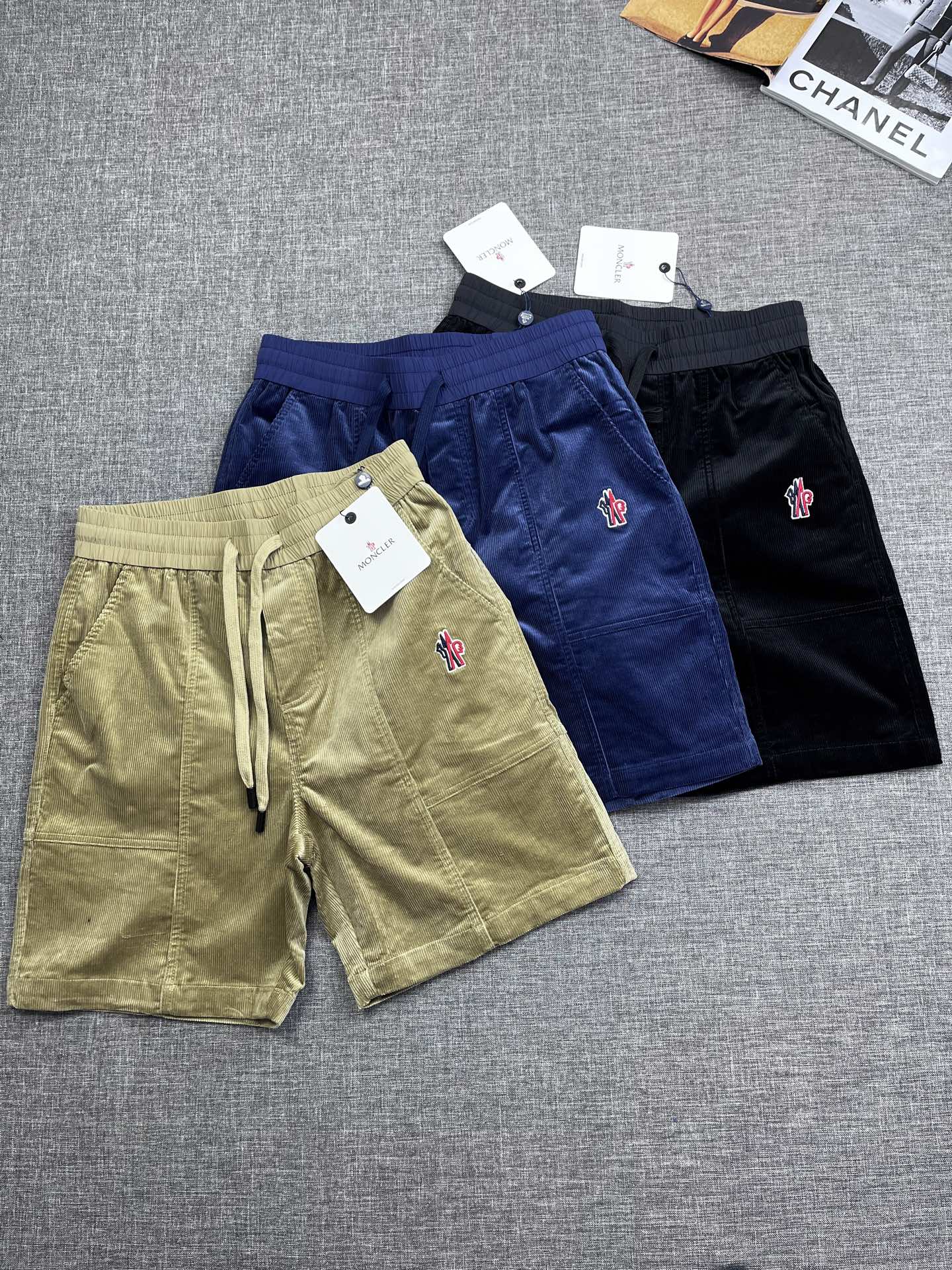 NO:426097,The original customized M O home pit strip washing corduroy patch flat waist casual shorts are made of imported fabrics, ordered and dyed, and the upper body is full of high-end feeling. This fabric is very comfortable to wear, and it will not have a hard feeling. The pattern will be very delicate. It is a very good fabric. The upper body effect is satisfactory. Of course, the cost is relatively higher. After all, the materials used for the fabric are different. - Combine the texture with the actual wear. The cloth surface is soft and the feel is very smooth, making it a favorite choice for everyone. Three colors are available. Number of codes M-3XL, Moncler, shorts, alexander wang19860909蒙口 原版订制M O家 坑条洗水灯芯绒贴布平腰休闲短裤 采用进口面料,订染色,上身满满的高级感,这种面料穿起来非常舒适,不会有硬邦邦的感觉,而且纹路会非常细腻,是非常好的面料,上身效果令人感到满意 当然成本相对来说也比较高一些,毕竟面料所选用的材质是不一样,-将质感与实穿结合 布面光泽柔和,手感也非常细滑,成为众人最爱的选择 三色可选 码数M-3XL,,Moncler,shorts,alexander wang,Men's clothing