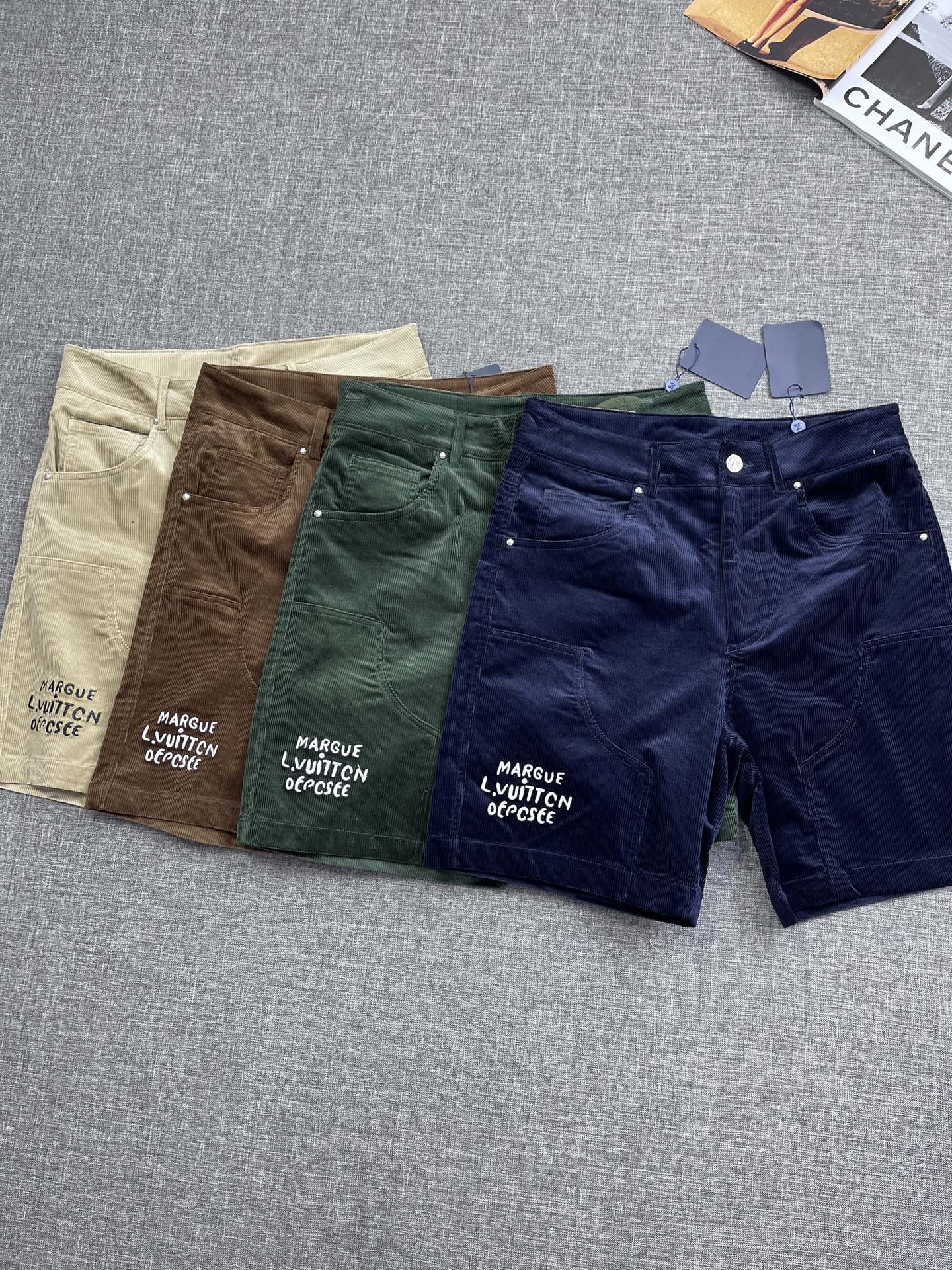 NO:426103,The original custom-made L-home pit strip washing corduroy patch flat waist casual shorts are made of imported fabrics, ordered and dyed, and the upper body is full of high-end feeling. This fabric is very comfortable to wear, and will not have a hard feeling. The pattern will be very delicate. It is a very good fabric. The upper body effect is satisfactory. Of course, the cost is relatively higher. After all, the materials used for the fabric are different. - Combine the texture with the actual wear. The cloth surface is soft and the feel is very smooth, making it a favorite choice for everyone. Four colors are available. Number of codes M-3XL,,louis vuitton,louis vuitton, shorts,alexander wang19860909驴牌原版订制L家 坑条洗水灯芯绒贴布平腰休闲短裤 采用进口面料,订染色,上身满满的高级感,这种面料穿起来非常舒适,不会有硬邦邦的感觉,而且纹路会非常细腻,是非常好的面料,上身效果令人感到满意 当然成本相对来说也比较高一些,毕竟面料所选用的材质是不一样,-将质感与实穿结合 布面光泽柔和,手感也非常细滑,成为众人最爱的选择 四色可选 码数M-3XL,,louis vuitton,louis vuitton,shorts,alexander wang,Men's clothing