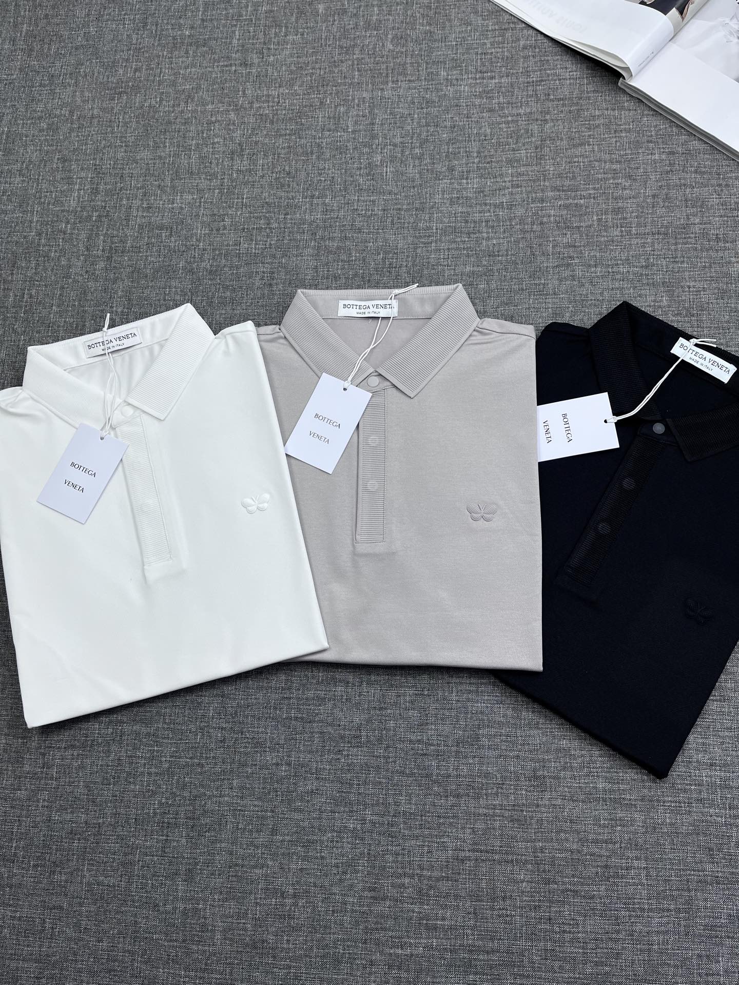 NO:426165,BV knitted family men's business and casual bead floor cotton POLO shirt, Hong Kong foreign company's pure channel goods, heavy and high-end tasting items, new products for spring and summer in 25 years, classic ace single product!  A POLO shirt that is very consistent with the aesthetic tone of the BV family. It perfectly follows the BV's low-key, luxurious and restrained gene. The collar is cleverly embellished with jacquard technology, and is very high-end and fashionable in detail!  Customers provide high-end imported Korean fabrics, Italian old-fashioned workshop ready-to-wear processes are fixed and dyed, the fabric attributes are all excellent, the fabric texture is quite fashionable, the jacquard structure of the pineapple texture is unique in the market, the texture is super strong, the mesh structure is delicate, the comfort and breathability are perfect, and the touch experience is self-evident!  The details are exquisite and outstanding, the appearance is perfect, and the craftsmanship is demonstrated everywhere. The semi-zippered placket design is fashionable and age-reducing. The upper body is full of temperament, elegant and capable, and has both styles. You can control both business commuting and leisure. It is a versatile and practical POLO shirt!  Size M-3XL, bottega veneta, alexander wang19860909BV编织世家男士商务休闲珠地棉POLO衫,香港洋行纯正渠道货,重磅高端品鉴心水之物,25年春夏新品,经典王牌单品！ 极符合BV家族美学基调的一款POLO衫,通体完美沿袭了BV低调奢华内敛的基因,领部巧妙采用提花工艺点缀,非常高级且时髦的细节处理！ 客供高级进口韩国面料,意大利老牌工坊成衣工序定织定染,面料属性皆为上乘,面料肌理颇为时髦,菠萝纹理的提花构造形态,市面独一无二的类型,质感超级强烈,网眼结构细腻,舒适性与透气性完美兼备,触感体验不言而喻！ 细节精致出挑,品相完美如斯,处处彰显出匠心工艺,半拉链门襟设计,时髦且减龄,上身满满的气质感,优雅且干练,型格兼具,商务通勤休闲皆可驾驭,百搭实穿性极好的一款POLO衫！尺码M-3XL,,bottega veneta,alexander wang,Men's clothing