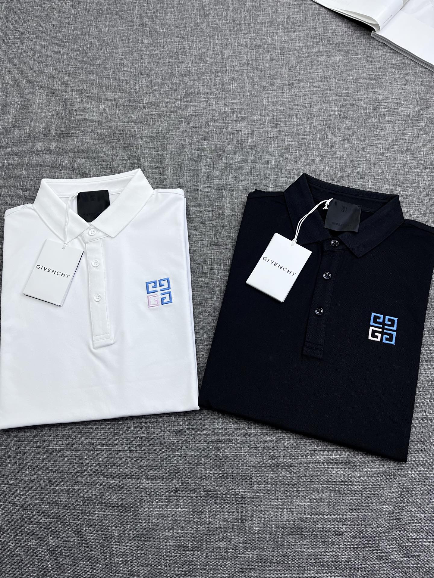 NO:426170,Giv*chy/Givenchy 2025SS spring and summer new lapel Polo shirt short sleeves, the main creator has injected new fashion energy into a complete set of letter design!  Very recognizable and leads the new street fashion trend. This model is the exclusive outstanding design element of G family, with clear and restored patterns, showing the elegant style of the brand. It uses combed cotton and ice silk material, and the fabric is firm and high-end, enjoying a relaxed and comfortable wearing experience. Showing the charm of casual and comfortable fashion. Size M-3XL, givenchy, gucci, T-shirt, alexander wang19860909Giv*chy/纪梵希2025SS春夏新款翻领Polo衫短袖,主创时尚注入了全新时尚能量.全幅字母设计！极具辨识度,引领全新街头时尚潮流.该款是G家独家的出彩设计元素,图案清晰还原度极高,彰显品牌优雅格调.选用精梳棉加冰丝材质,面料紧实高级,享受轻松舒爽的穿着体验.展现休闲自在时尚魅力.尺码M-3XL,,givenchy,gucci,T-shirt,alexander wang,Men's clothing