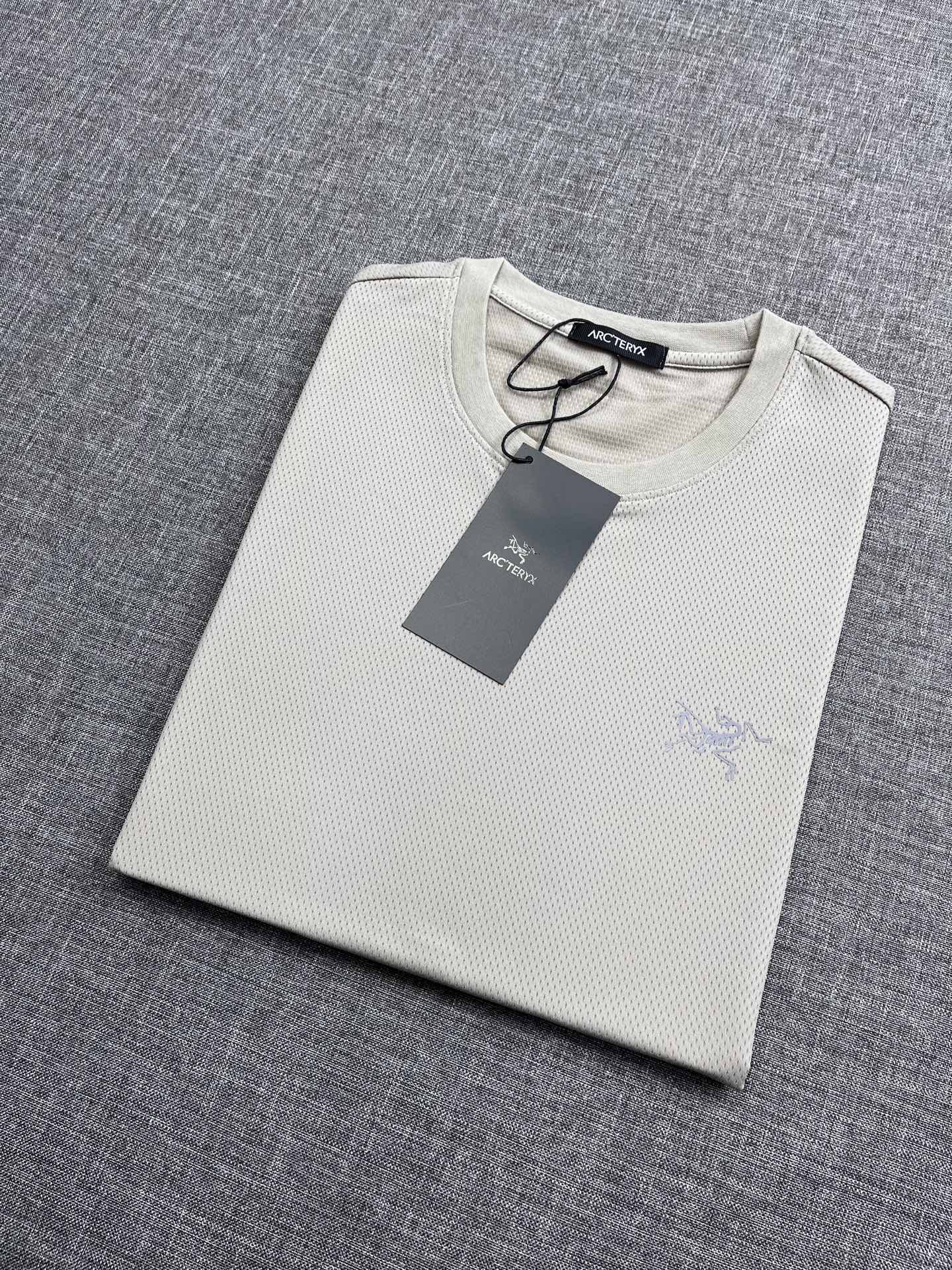 NO:426092,Archaeopteryx exclusively for spring and summer new original single men's round neck short-sleeved T-shirts sold simultaneously in counters High-end quality Fashionable and versatile hot products Custom imported pure cotton fabric Printed letter logo pattern design on chest soft and delicate touch, comfortable to wear, OEM factory made with fine upper body very handsome and stylish, must-have items for men Size S-XXL, arc'teryx, T-shirt,tees, t-shirt,alexander wang19860909始祖鸟独家专供春夏新款原单男士圆领短袖T恤 专柜同步售卖 高端品质 时尚百搭爆款 定制进口纯棉面料 胸前印胶字母logo图案设计 手感柔软细腻 穿着亲肤舒适 代工厂精细做上身非常帅气有型 男士必备单品 尺码S-XXL,arc'teryx,T-shirt,tees，t-shirt,alexander wang,Men's clothing