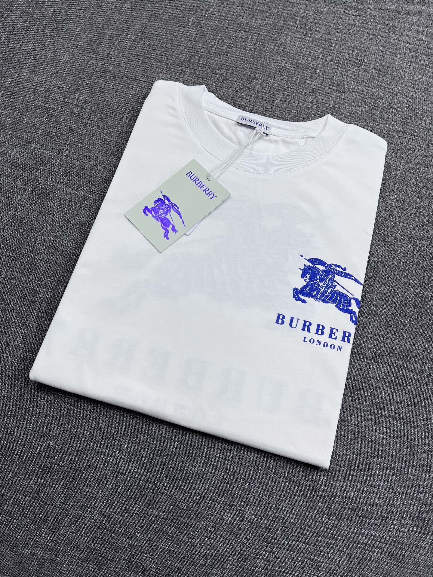 NO:426175,BURBERRY 2025 new men's round neck short sleeves, Hong Kong foreign goods, heavyweight products, special counter windows, official website has been explained, high-end limited series, visually fresh, very beautiful and fashionable, interpreting a brand new tone and youthful vitality, superb and ingenious design, customer-supplied high-end combed cotton, with extremely delicate and soft touch, excellent breathability, excellent skin-friendly, fresh and elegant color matching, very skin-supplemented, and is the preferred item to suit the situation!  yl size S-XXL, burberry, burberry, T-shirt, alexander wang19860909BURBERRY 巴宝莉2025新款男士圆领短袖,香港洋行货,重磅级臻品,专柜橱窗主打展现,官网已释图,高端限量系列,视觉方面相当提鲜,非常绝美时髦,诠释出全新的腔调和年轻活力感,精湛绝伦的匠心设计,客供进口高级精梳棉,触感极为细腻柔软,优良的透气性,亲肤性极佳,配色清新淡雅,非常衬肤,属于应景的优选单品！yl尺码S-XXL,,burberry,burberry,T-shirt,alexander wang,Men's clothing