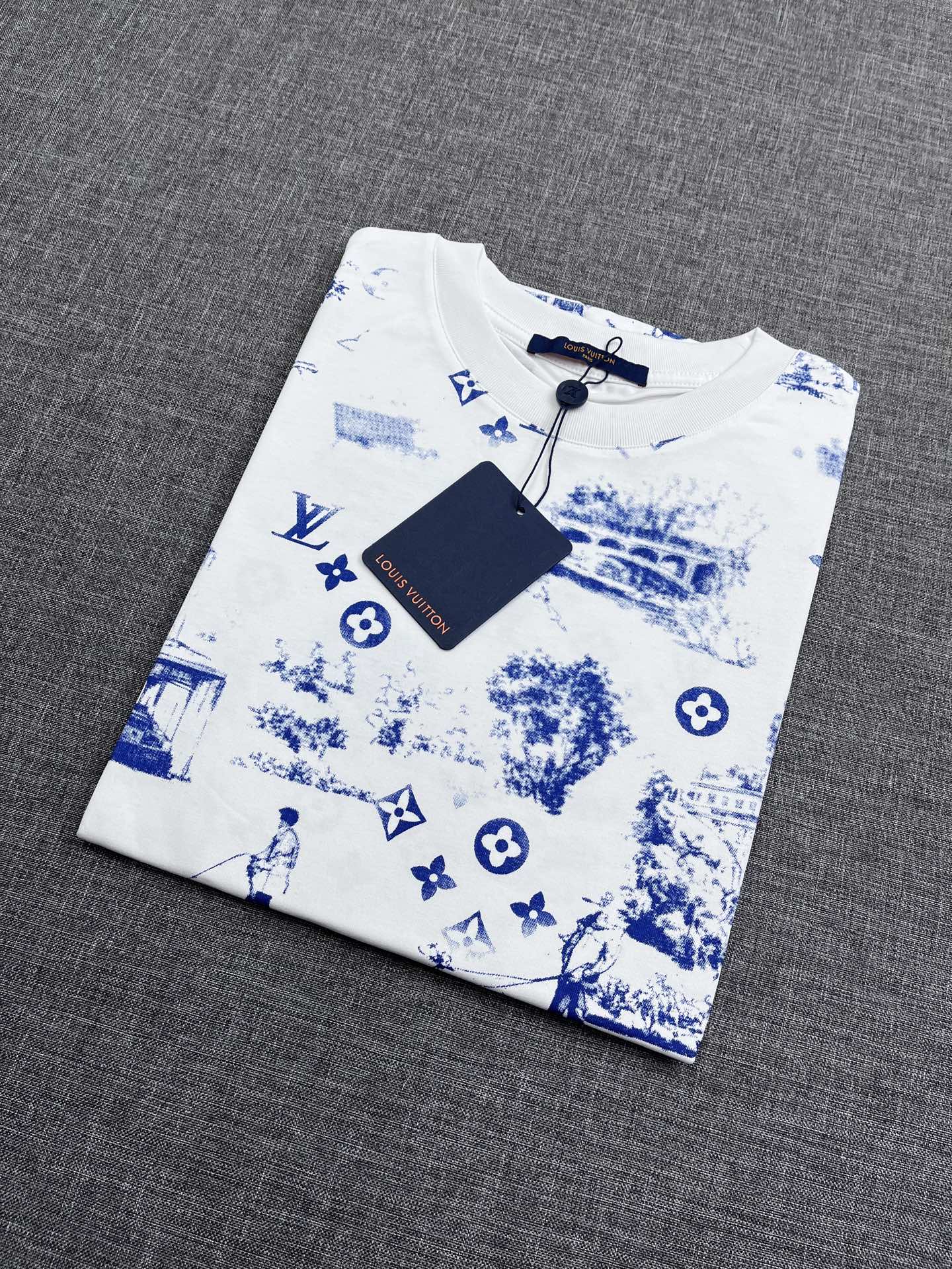 NO:426179,Donkey brand LV men's spring style round neck short sleeves, Hong Kong foreign company channel goods, heavy high-end products, high-end platinum-grade products, 25-year official cabinet new products, limited-edition sales in Europe!  The visual is quite elegant and fashionable, with a distinct recognition, retro and fashionable, very exquisite and high-end, perfectly flaunting the brand identity and full of savoring. From the main fabric to the detailed craftsmanship, all show the ingenuity of fashion and explain the essence of fashion to the extreme!  Customer-supplied high-end imported ready-to-wear fabrics, with perfect comfort and breathability, and the touch experience is self-evident, and the ultimate luxury enjoyment!  The mature color scheme has superior compatibility, full of luxury and temperament on the upper body, full of style, perfect business and leisure, and conforms to the urban elitist philosophy of life!  Size S-XXL, louis vuitton,louis vuitton,t-shirt,alexander wang19860909驴牌lv男士春款圆领短袖,香港洋行渠道货,重磅高端臻品,高奢品鉴白金级单品,25年官柜新品,欧洲区域限量售卖款！视觉相当雅致时髦,辨识度颇为鲜明,复古且时髦,非常精致而高级,完美标榜了品牌身份,细品韵味十足,从主体面料到细节工艺,无一不彰显时装的匠心所在,将时装的精髓阐释到极致！客供高级进口成衣定织面料,舒适性与透气性完美兼备,触感体验不言而喻,奢华极致享受！轻熟的配色,兼容性优越,上身满满的奢贵感和气质感,型款十足,商务与休闲完美兼具,符合都市精英主义生活哲学！尺码S-XXL,,louis vuitton,louis vuitton,T-shirt,alexander wang,Men's clothing